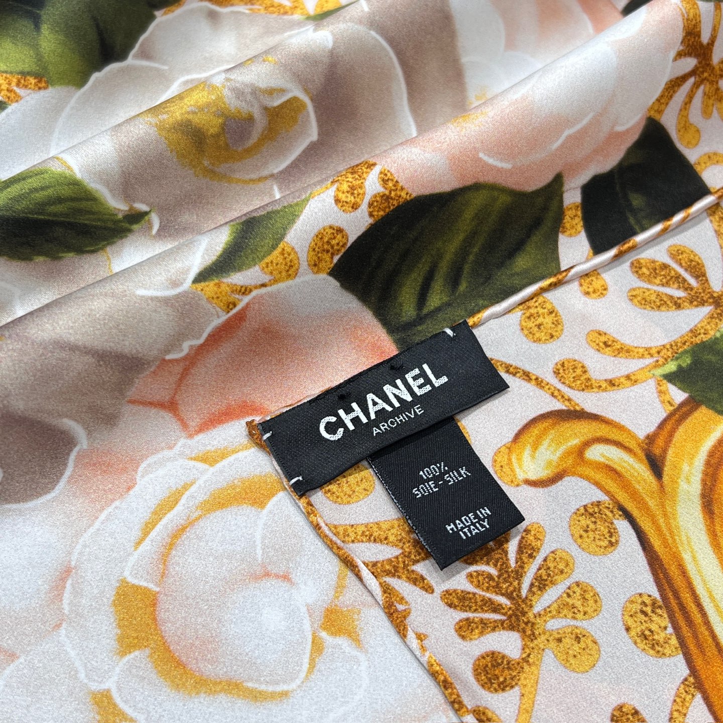 Chanel 𝟐𝟔𝐂 花卉 黄金