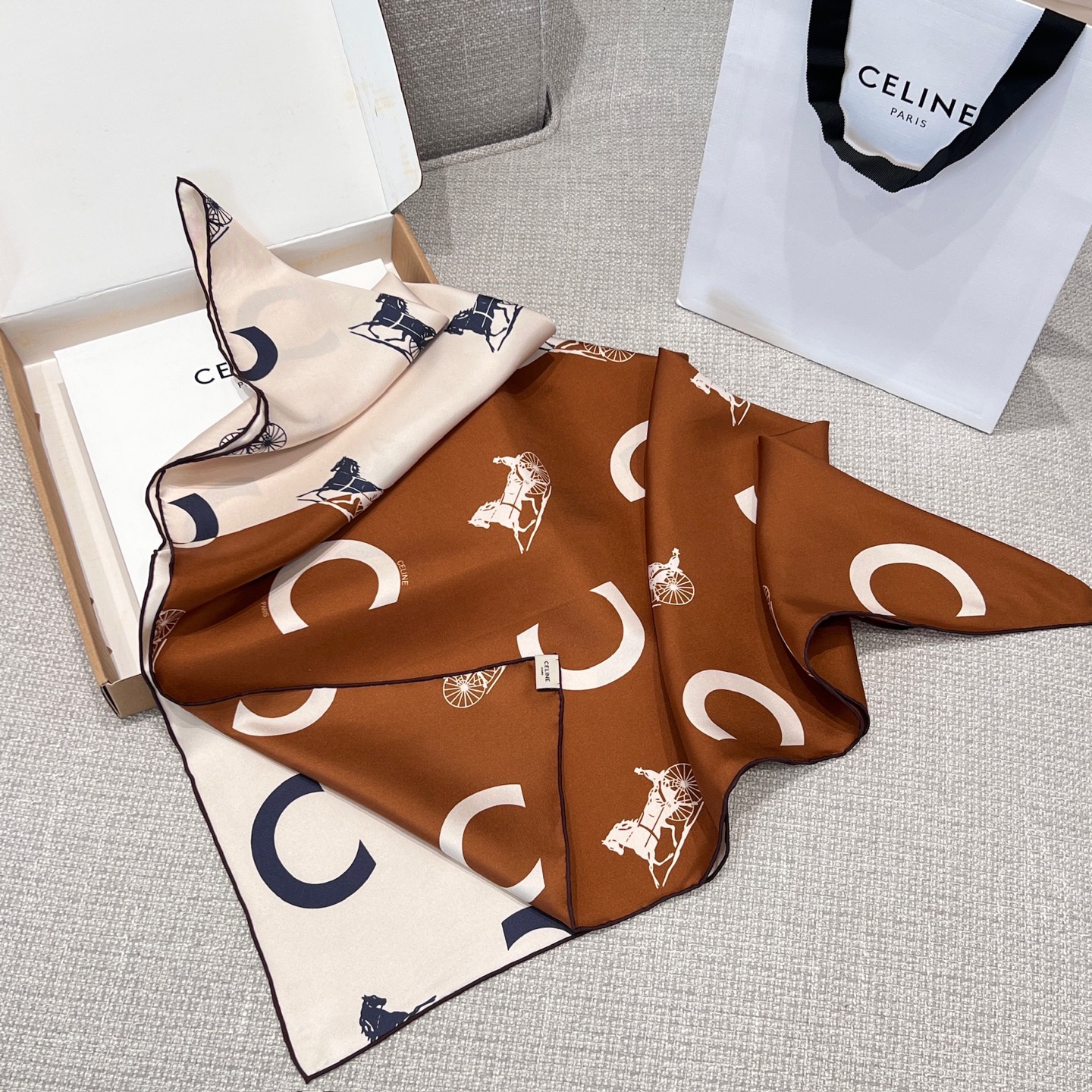 Celine 𝟐𝟔ꫛꫀꪝ《徽章丝巾》 奶茶拼白色