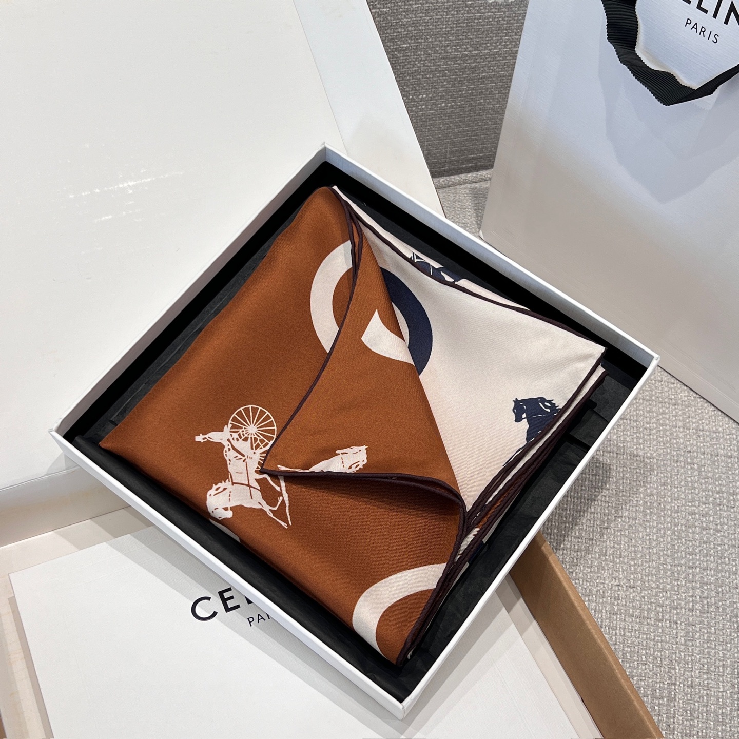 Celine 𝟐𝟔ꫛꫀꪝ《徽章丝巾》 奶茶拼白色