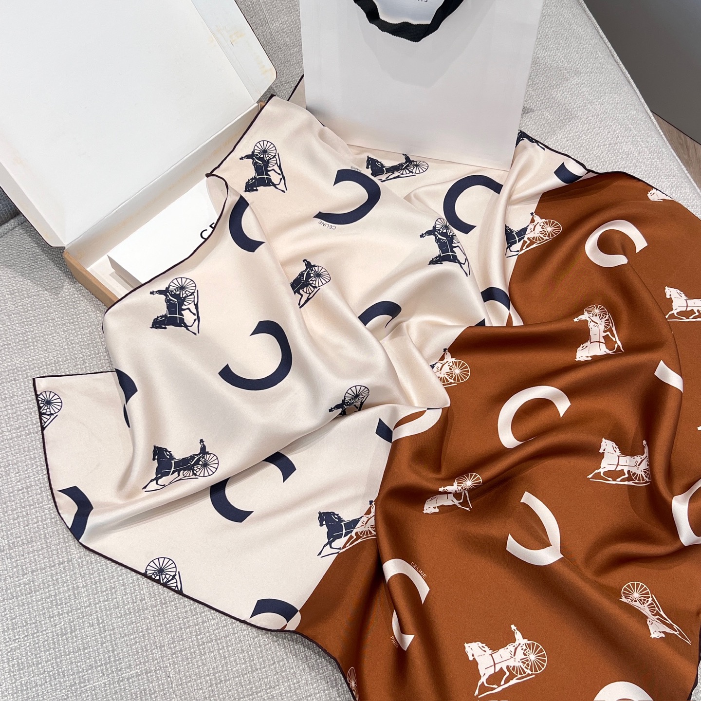 Celine 𝟐𝟔ꫛꫀꪝ《徽章丝巾》 奶茶拼白色