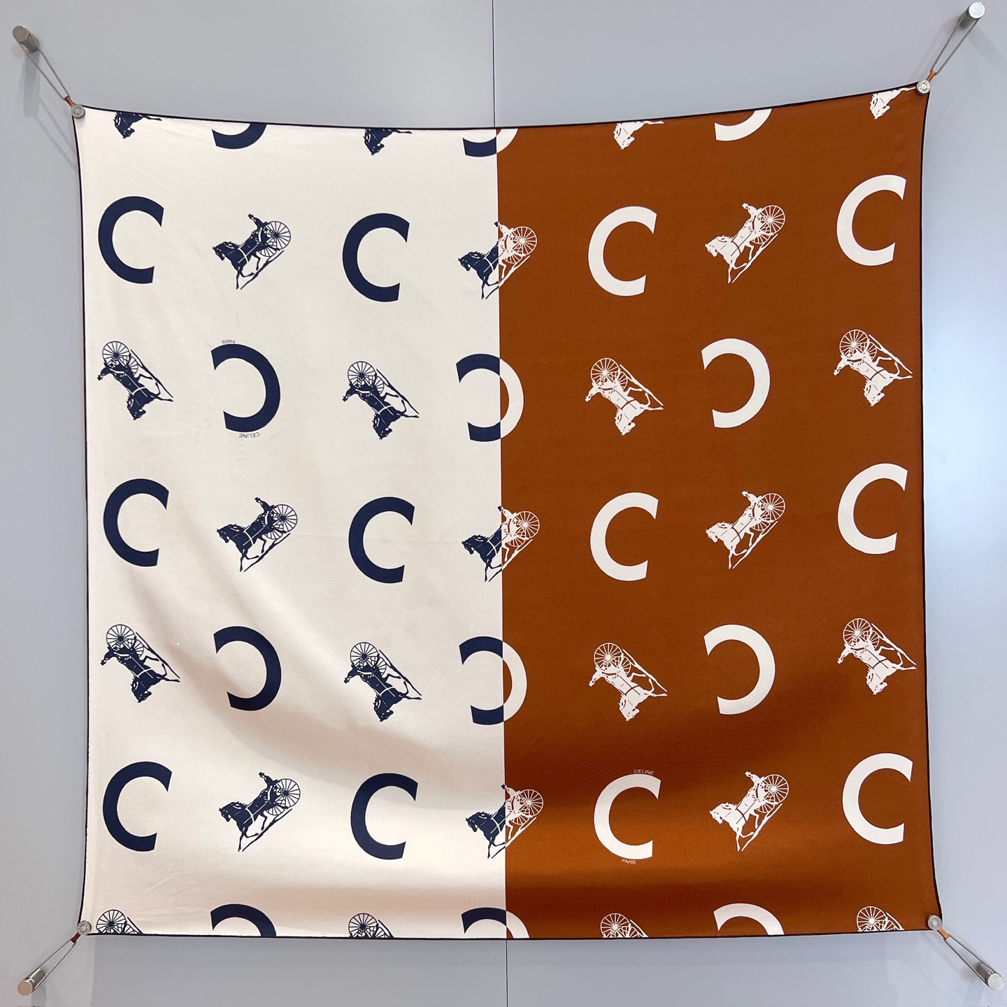 Celine 𝟐𝟔ꫛꫀꪝ《徽章丝巾》 奶茶拼白色