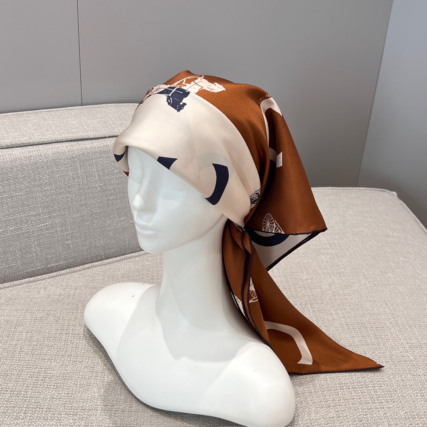 Celine 𝟐𝟔ꫛꫀꪝ《徽章丝巾》 奶茶拼白色