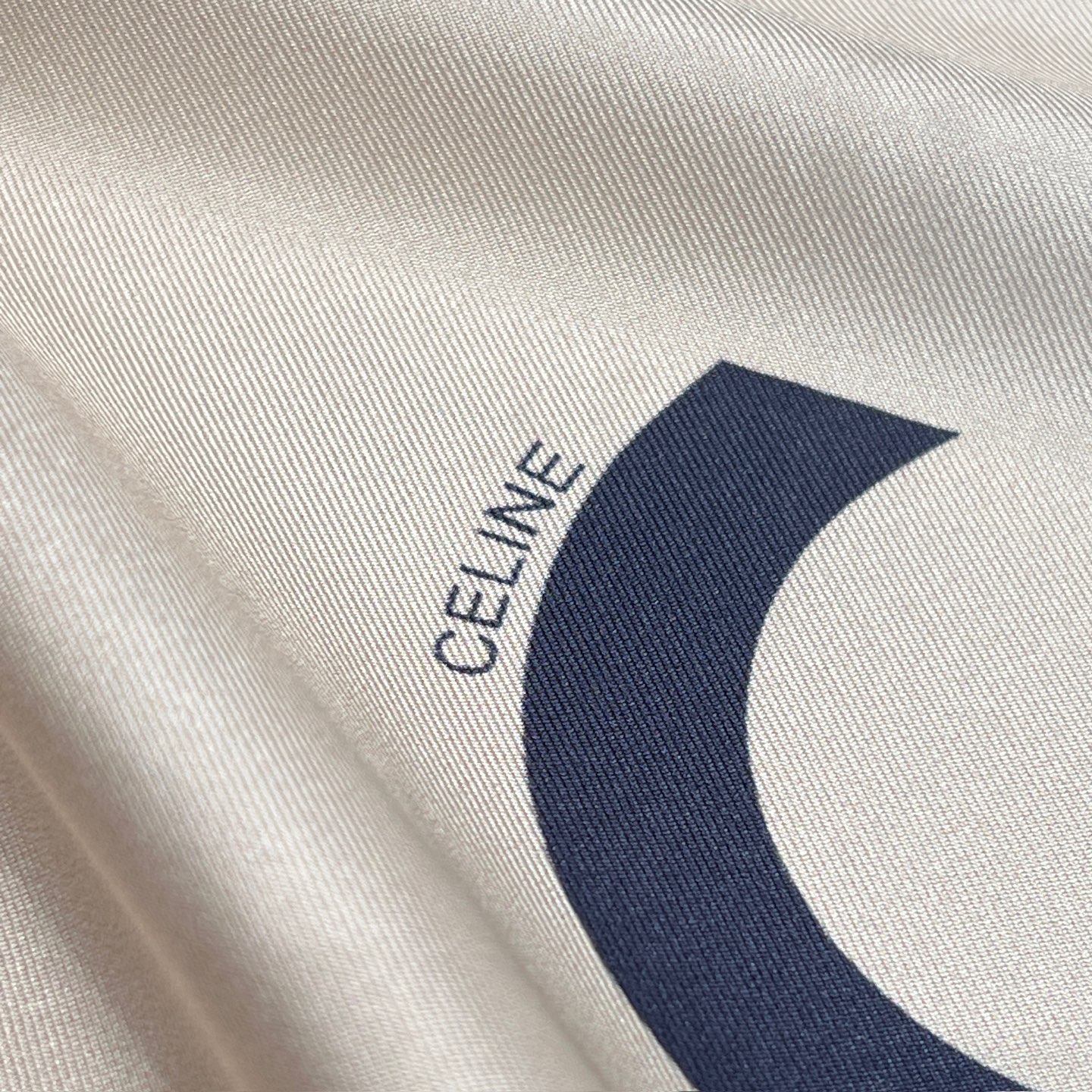 Celine 𝟐𝟔ꫛꫀꪝ《徽章丝巾》 奶茶拼白色