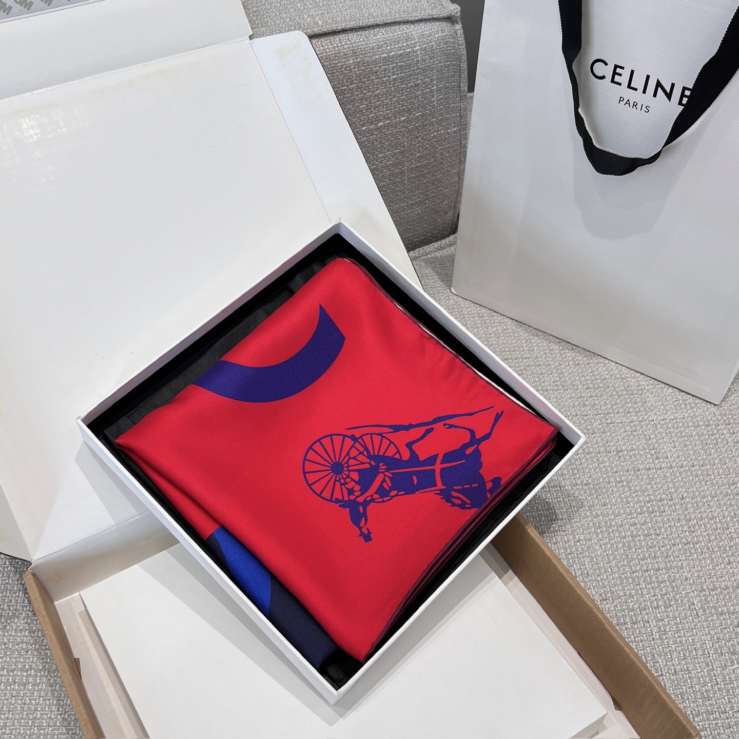 Celine 𝟐𝟔ꫛꫀꪝ《旗帜丝巾》 杏色拼红色