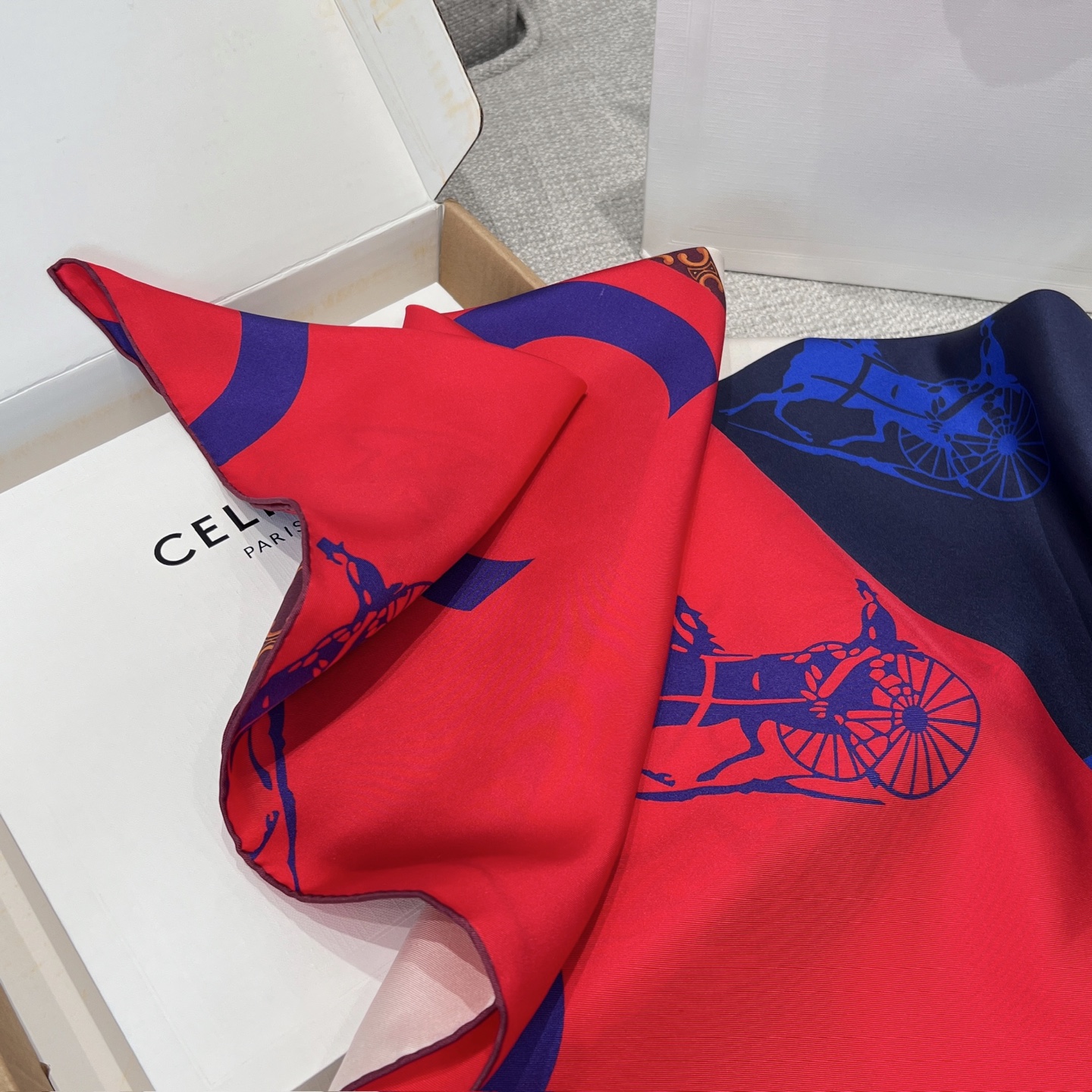 Celine 𝟐𝟔ꫛꫀꪝ《旗帜丝巾》 杏色拼红色
