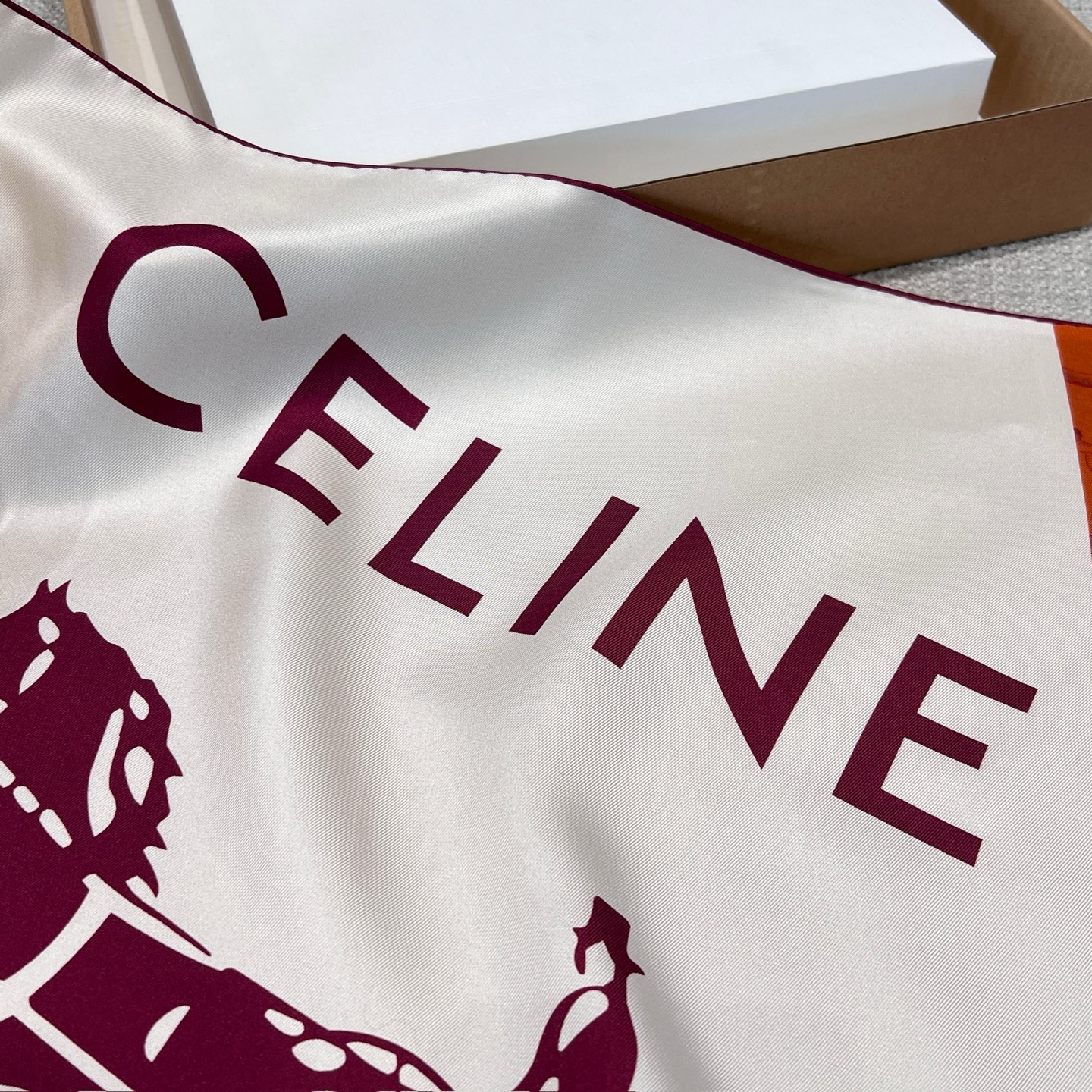Celine 𝟐𝟔ꫛꫀꪝ《旗帜丝巾》 杏色拼红色