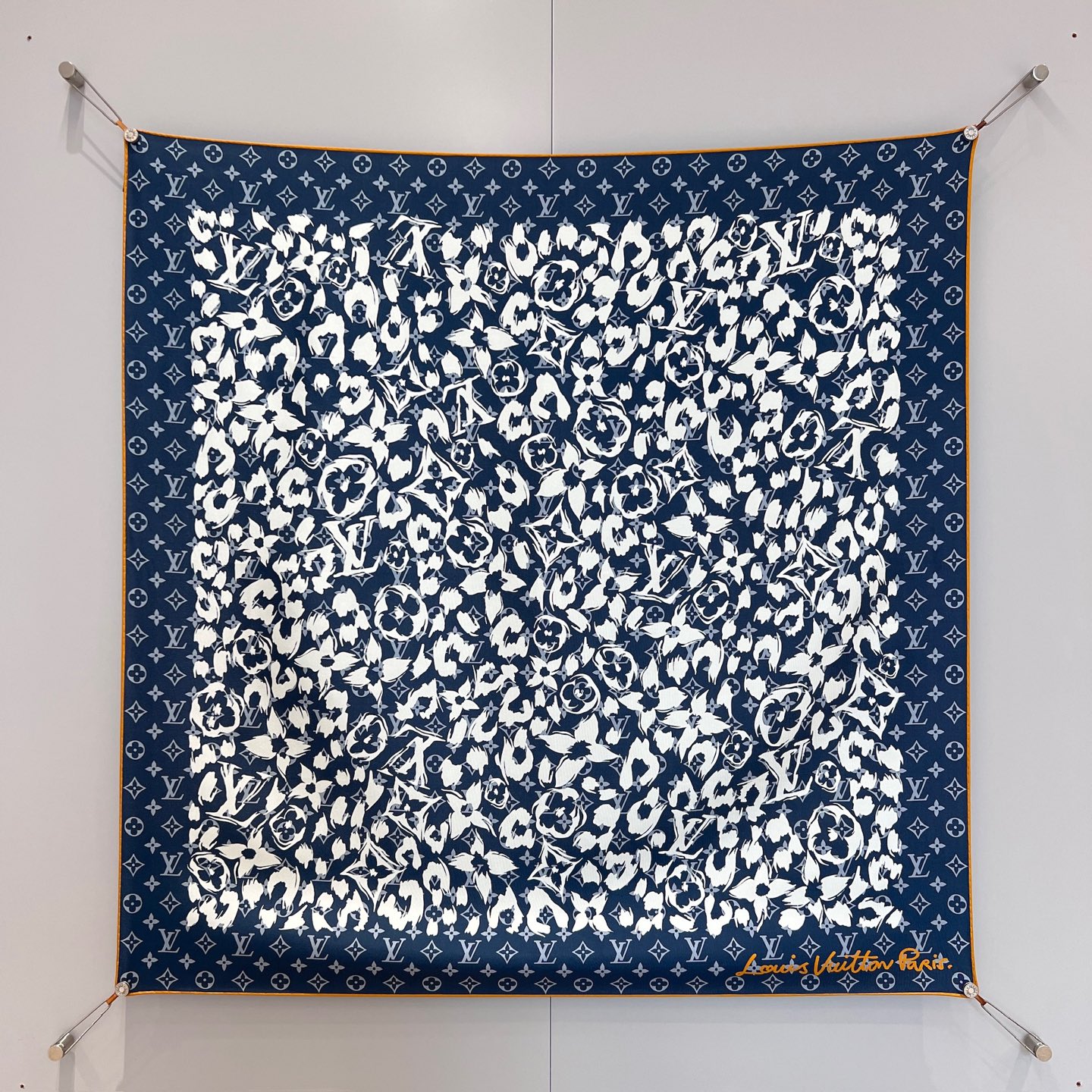 𝐋𝐨𝐮𝐢𝐬 𝐯𝐮𝐢𝐭𝐭𝐨𝐧 • 𝟐𝟔ꫛꫀꪝ《旷野游猎》蓝白色Size：90x90cm 100%斜纹真丝 