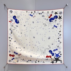 𝐂𝐡𝐚𝐧𝐞𝐥 • 𝟐𝟔𝐌《海底世界》Size:90x90cm 100%斜纹真丝 以海洋为主题,轻薄柔软,佩戴舒适。图案饰 𝐂𝐡𝐚𝐧𝐞𝐥 • 𝟐𝟔𝐌《海底世界》Size:90x90cm 100%斜纹真丝 以海洋为主题,轻薄柔软,佩戴舒适。图案饰