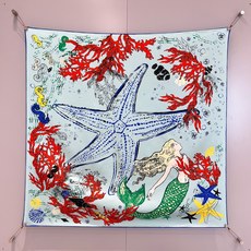 𝐂𝐡𝐚𝐧𝐞𝐥 • 𝟐𝟔𝐌《海底世界》Size:90x90cm 100%斜纹真丝 以海洋为主题,轻薄柔软,佩戴舒适。图案饰 𝐂𝐡𝐚𝐧𝐞𝐥 • 𝟐𝟔𝐌《海底世界》Size:90x90cm 100%斜纹真丝 以海洋为主题,轻薄柔软,佩戴舒适。图案饰