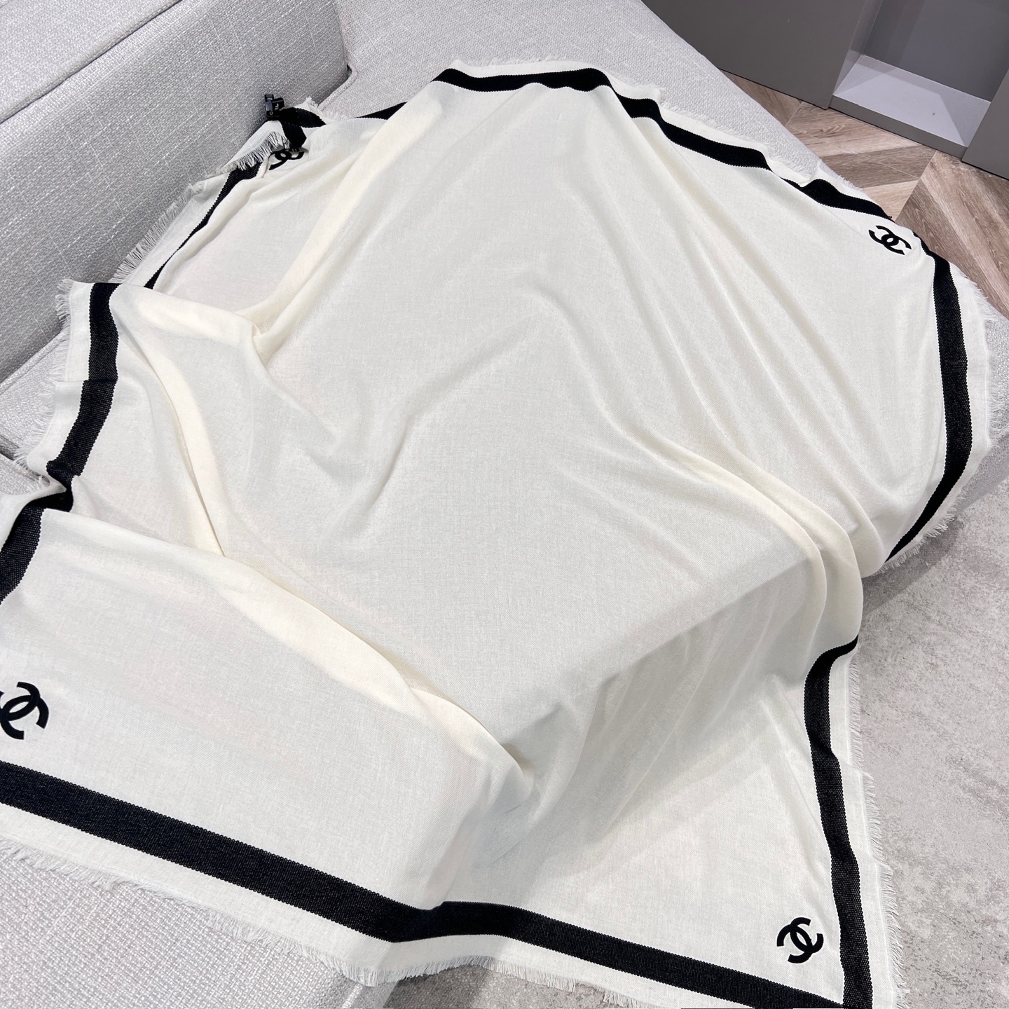 𝐂𝐡𝐚𝐧𝐞𝐥 • 𝟐𝟔𝐒《织带披肩》黑白 Size：140x140cm 52%羊绒48%真丝 精选丝羊绒奢柔面料，于颈肩