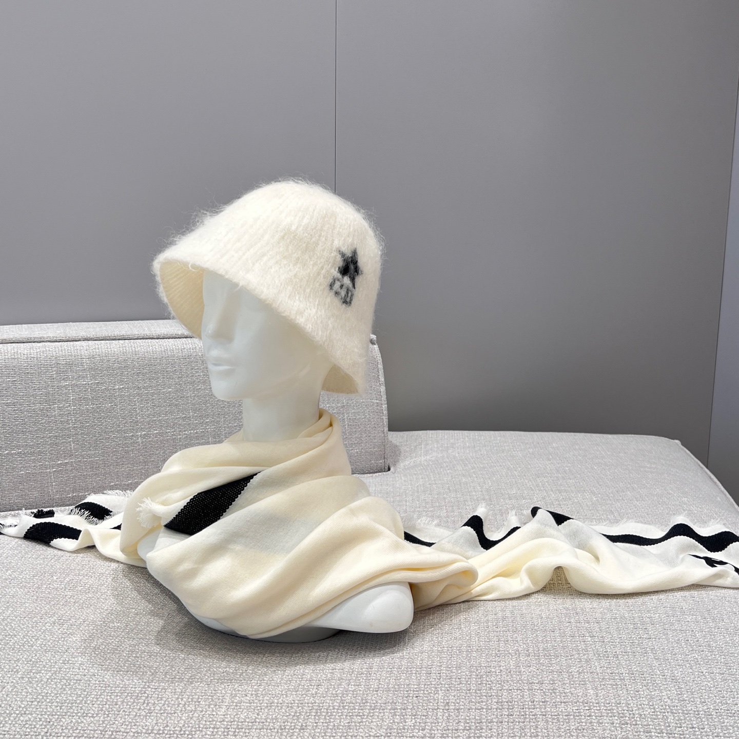 𝐂𝐡𝐚𝐧𝐞𝐥 • 𝟐𝟔𝐒《织带披肩》黑白 Size：140x140cm 52%羊绒48%真丝 精选丝羊绒奢柔面料，于颈肩