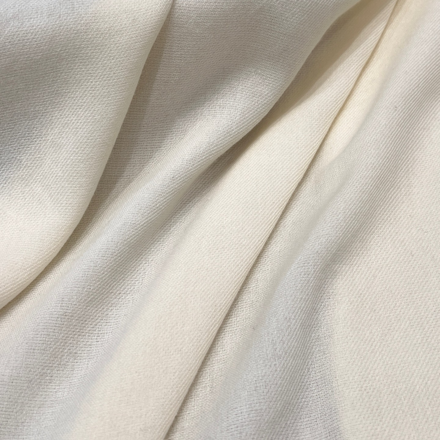 𝐂𝐡𝐚𝐧𝐞𝐥 • 𝟐𝟔𝐒《织带披肩》黑白 Size：140x140cm 52%羊绒48%真丝 精选丝羊绒奢柔面料，于颈肩