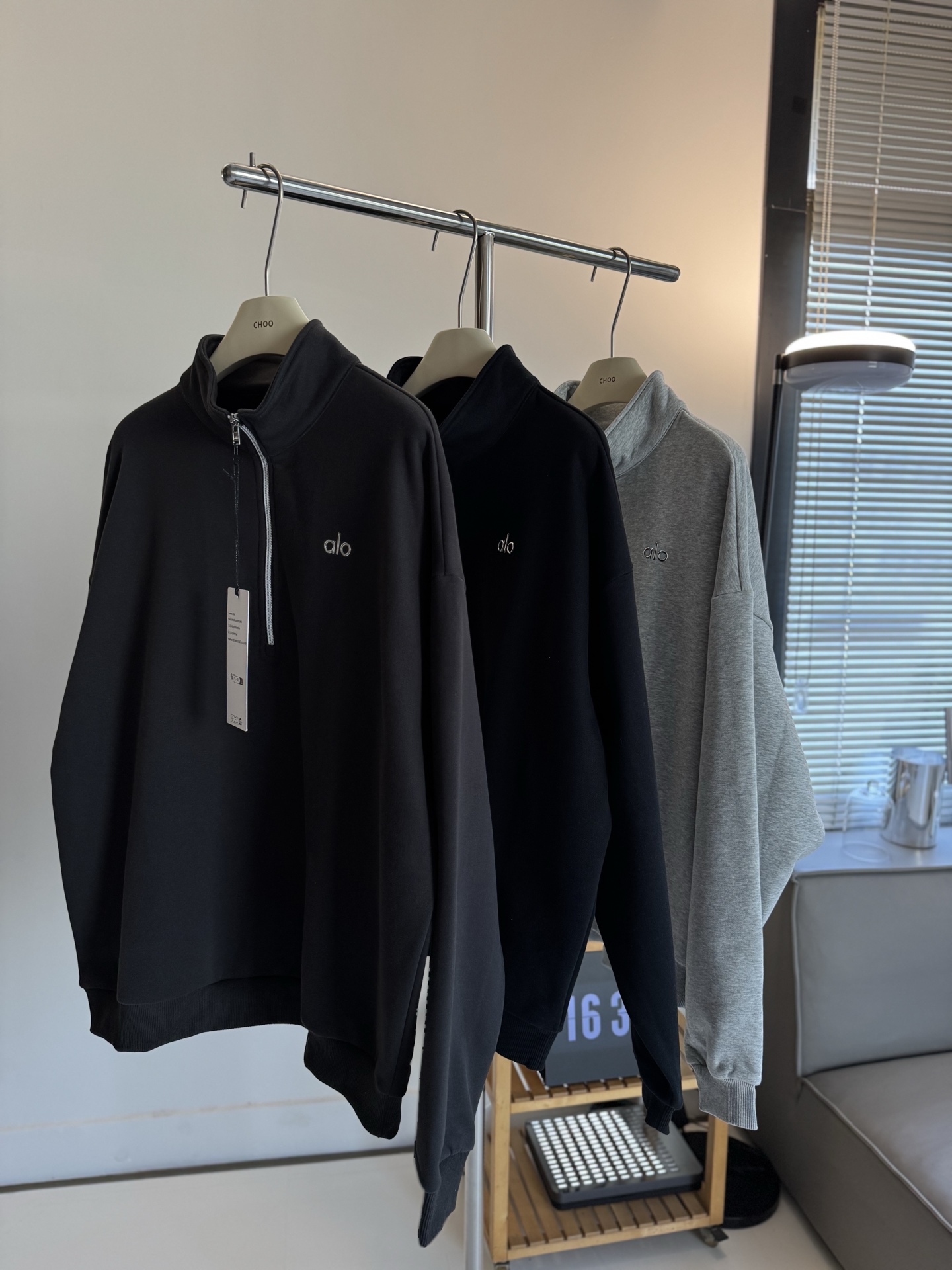 Alo Long sleeve alo logo yoga