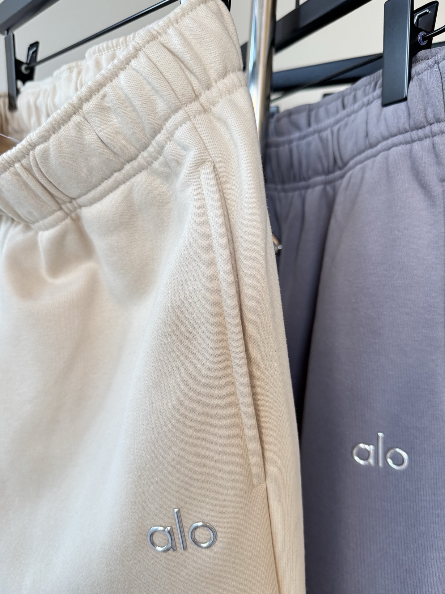 Alo Leggings Close-up real shot every stitch and every thread screams high-end The chain-link terry interior is solid and warm and the appearance is smooth and stylish The overall texture is directly comparable to four-digit big brands but it only costs a fraction of the price this wave of cost-effectiveness is incredible yoga