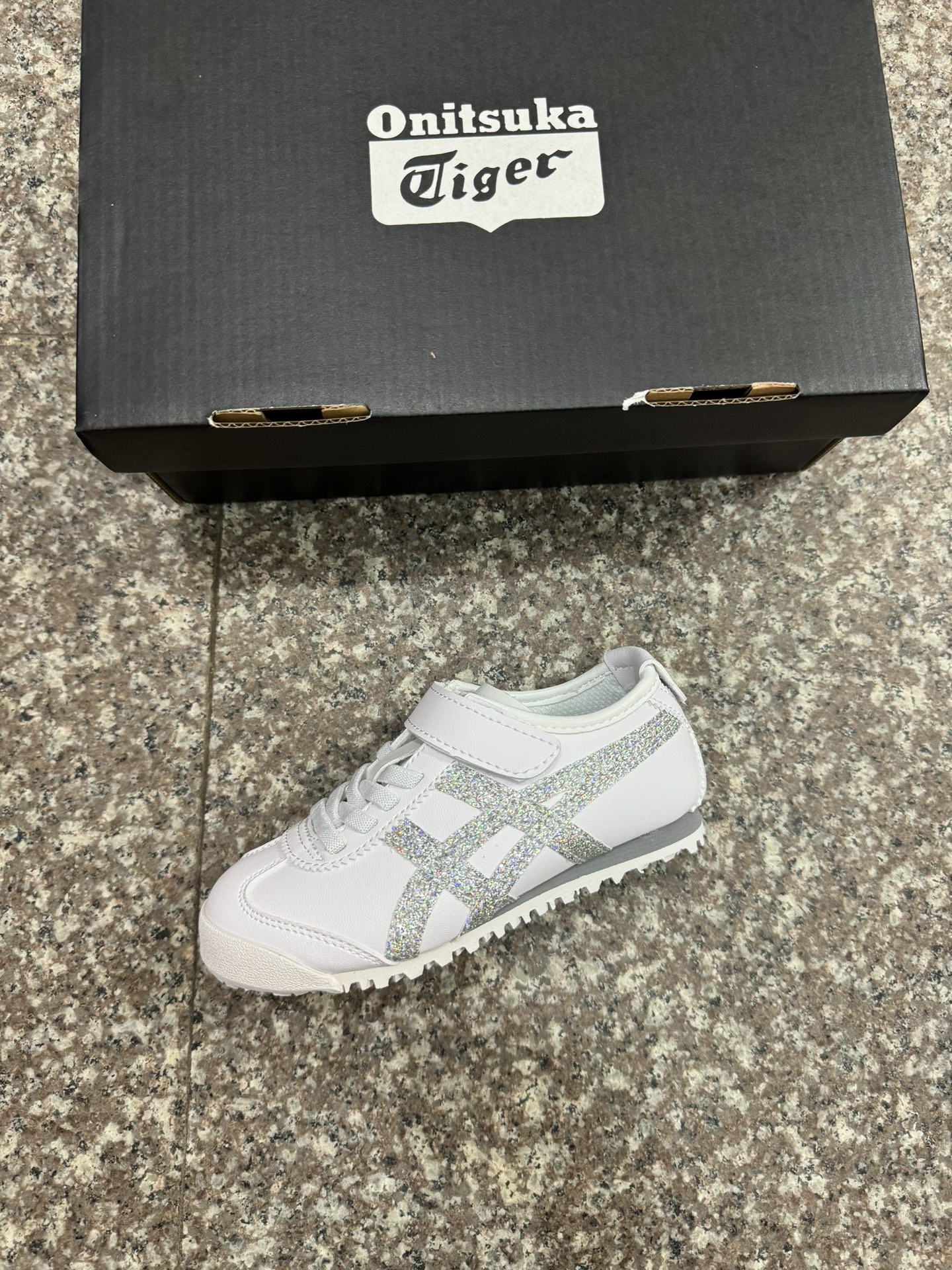 图片[4]-高版本.绝对的好货💯. 亚瑟士鬼冢虎限量版魔术贴童鞋 Y瑟士的童鞋并不多.这款一上新就受到欢迎.非常热卖款.💯外型精致.款式好看.魔术贴加松紧带设计.鞋底采用耐磨防滑橡胶大底.富有弹性.鞋头反绒皮材质．👇模压EVA中底.缓冲减震.所以对于很多人来说.👍拥有不仅仅是因为双脚需要穿鞋.更多的是对生活的一种品味和追求.萌宝入园必备款.！ 尺码；22.5–37-选品中心