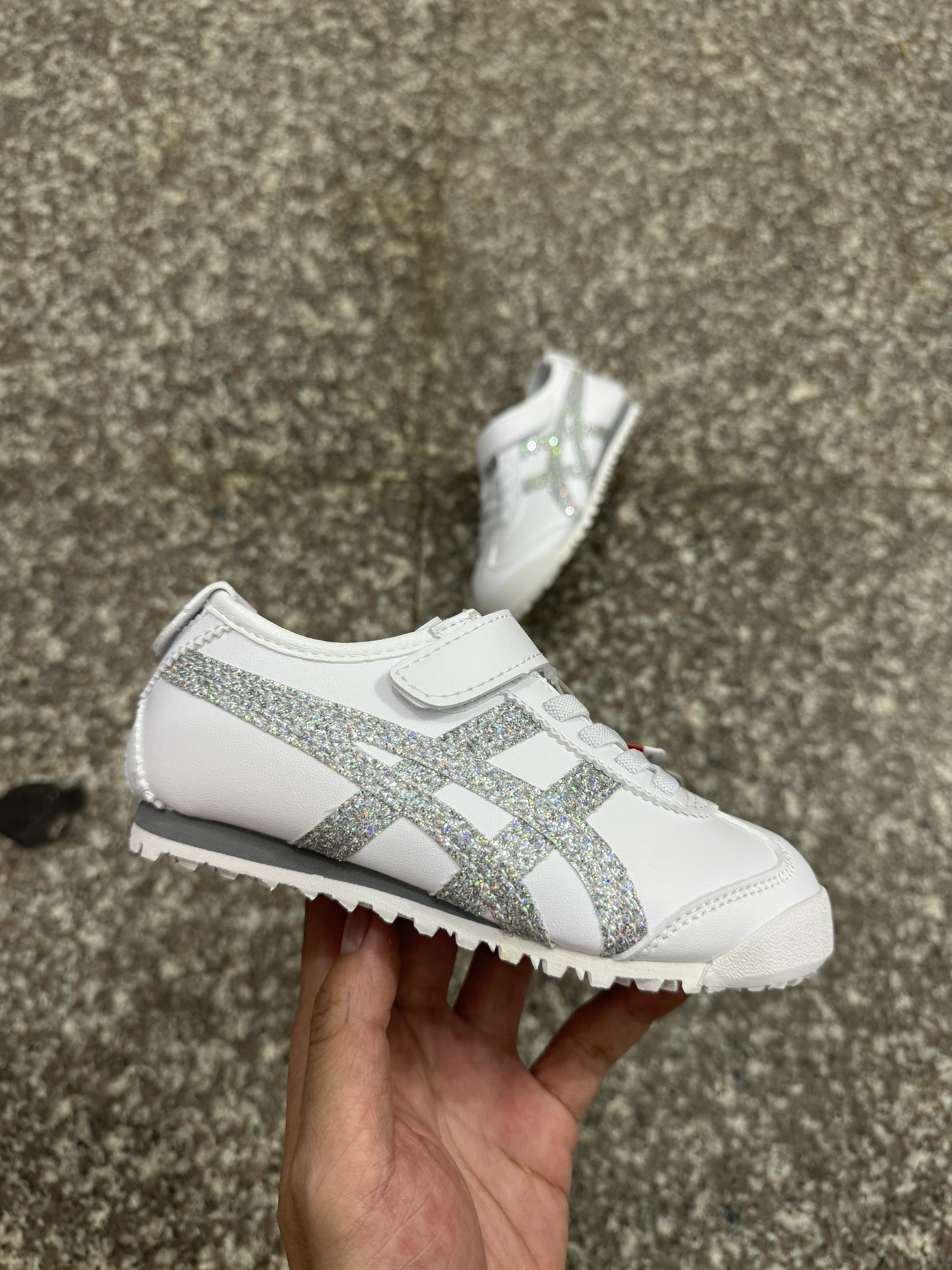 图片[3]-高版本.绝对的好货💯. 亚瑟士鬼冢虎限量版魔术贴童鞋 Y瑟士的童鞋并不多.这款一上新就受到欢迎.非常热卖款.💯外型精致.款式好看.魔术贴加松紧带设计.鞋底采用耐磨防滑橡胶大底.富有弹性.鞋头反绒皮材质．👇模压EVA中底.缓冲减震.所以对于很多人来说.👍拥有不仅仅是因为双脚需要穿鞋.更多的是对生活的一种品味和追求.萌宝入园必备款.！ 尺码；22.5–37-选品中心