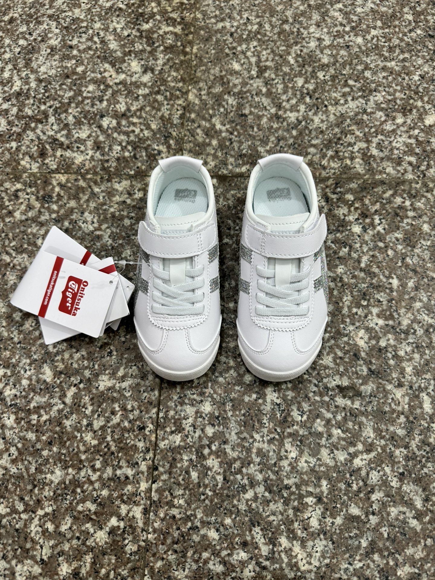 图片[5]-高版本.绝对的好货💯. 亚瑟士鬼冢虎限量版魔术贴童鞋 Y瑟士的童鞋并不多.这款一上新就受到欢迎.非常热卖款.💯外型精致.款式好看.魔术贴加松紧带设计.鞋底采用耐磨防滑橡胶大底.富有弹性.鞋头反绒皮材质．👇模压EVA中底.缓冲减震.所以对于很多人来说.👍拥有不仅仅是因为双脚需要穿鞋.更多的是对生活的一种品味和追求.萌宝入园必备款.！ 尺码；22.5–37-选品中心