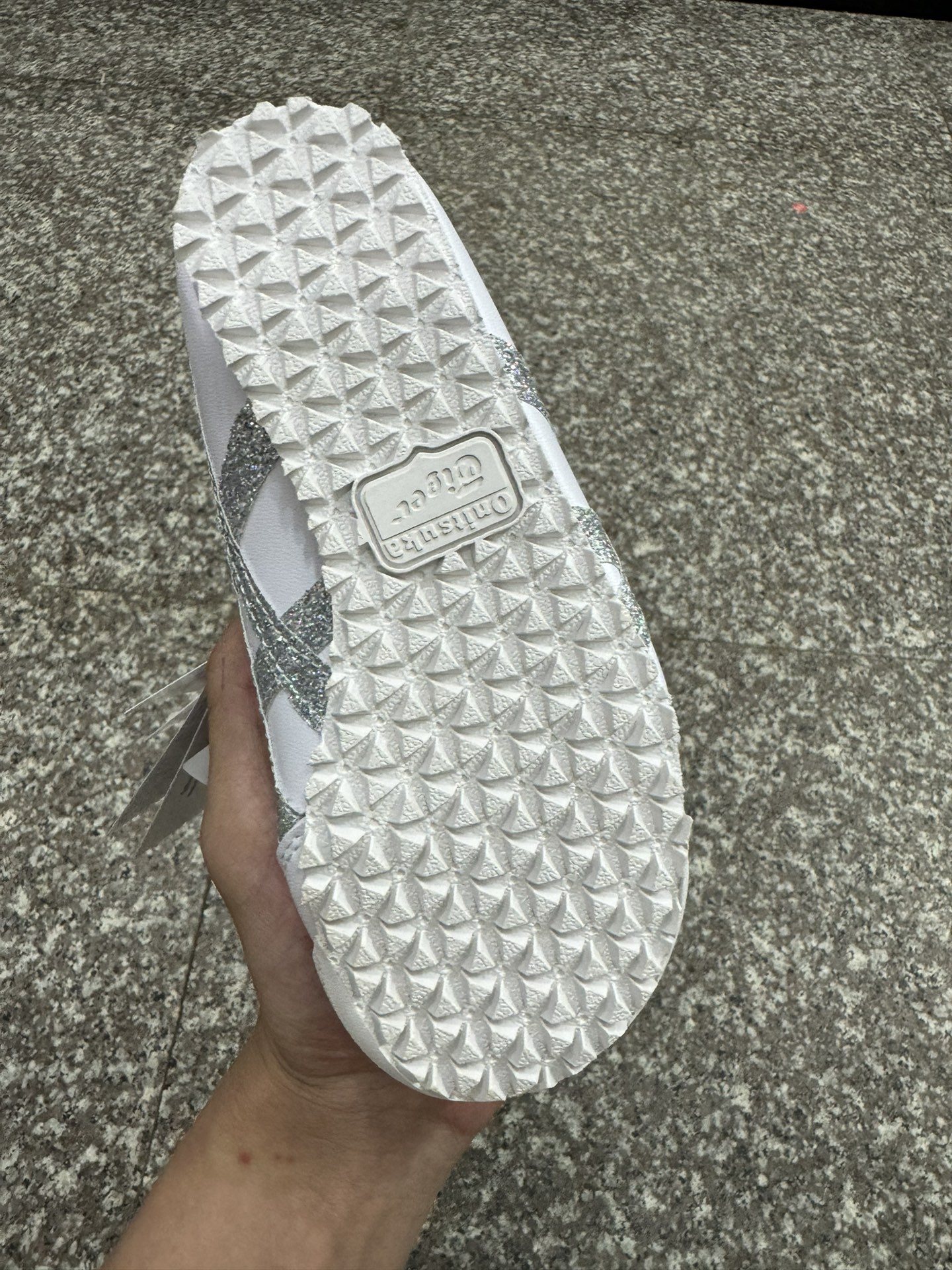 图片[8]-高版本.绝对的好货💯. 亚瑟士鬼冢虎限量版魔术贴童鞋 Y瑟士的童鞋并不多.这款一上新就受到欢迎.非常热卖款.💯外型精致.款式好看.魔术贴加松紧带设计.鞋底采用耐磨防滑橡胶大底.富有弹性.鞋头反绒皮材质．👇模压EVA中底.缓冲减震.所以对于很多人来说.👍拥有不仅仅是因为双脚需要穿鞋.更多的是对生活的一种品味和追求.萌宝入园必备款.！ 尺码；22.5–37-选品中心