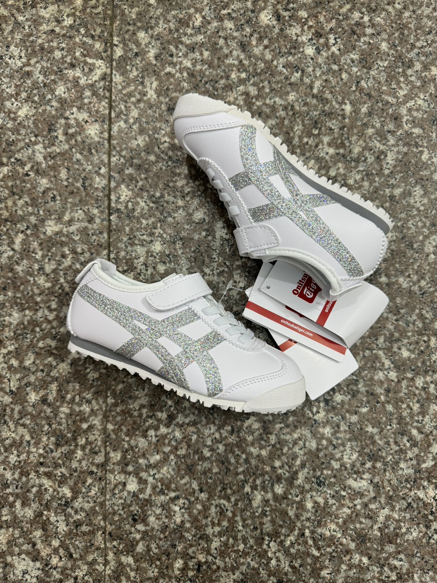 图片[9]-高版本.绝对的好货💯. 亚瑟士鬼冢虎限量版魔术贴童鞋 Y瑟士的童鞋并不多.这款一上新就受到欢迎.非常热卖款.💯外型精致.款式好看.魔术贴加松紧带设计.鞋底采用耐磨防滑橡胶大底.富有弹性.鞋头反绒皮材质．👇模压EVA中底.缓冲减震.所以对于很多人来说.👍拥有不仅仅是因为双脚需要穿鞋.更多的是对生活的一种品味和追求.萌宝入园必备款.！ 尺码；22.5–37-选品中心