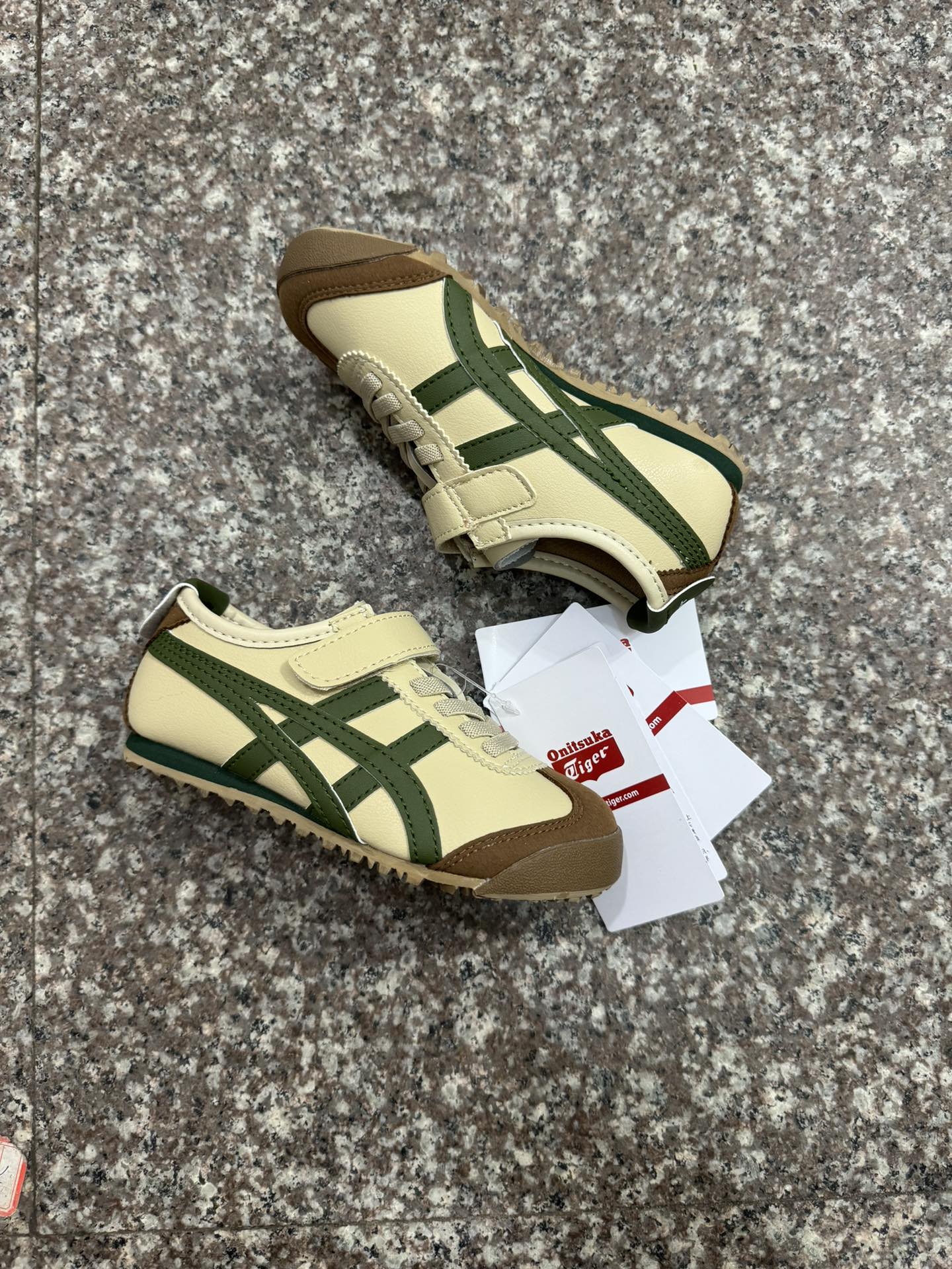 图片[9]-独家配色 高版本.绝对的好货💯. 亚瑟士鬼冢虎限量版魔术贴童鞋 Y瑟士的童鞋并不多.这款一上新就受到欢迎.非常热卖款.💯外型精致.款式好看.魔术贴加松紧带设计.鞋底采用耐磨防滑橡胶大底.富有弹性.鞋头反绒皮材质．👇模压EVA中底.缓冲减震.所以对于很多人来说.👍拥有不仅仅是因为双脚需要穿鞋.更多的是对生活的一种品味和追求.萌宝入园必备款.！ 尺码；22.5–37-选品中心