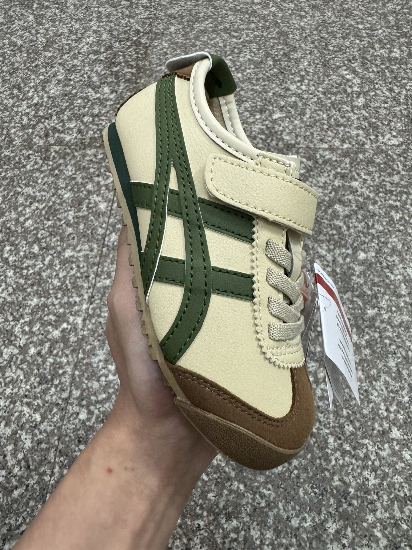 图片[6]-独家配色 高版本.绝对的好货💯. 亚瑟士鬼冢虎限量版魔术贴童鞋 Y瑟士的童鞋并不多.这款一上新就受到欢迎.非常热卖款.💯外型精致.款式好看.魔术贴加松紧带设计.鞋底采用耐磨防滑橡胶大底.富有弹性.鞋头反绒皮材质．👇模压EVA中底.缓冲减震.所以对于很多人来说.👍拥有不仅仅是因为双脚需要穿鞋.更多的是对生活的一种品味和追求.萌宝入园必备款.！ 尺码；22.5–37-选品中心