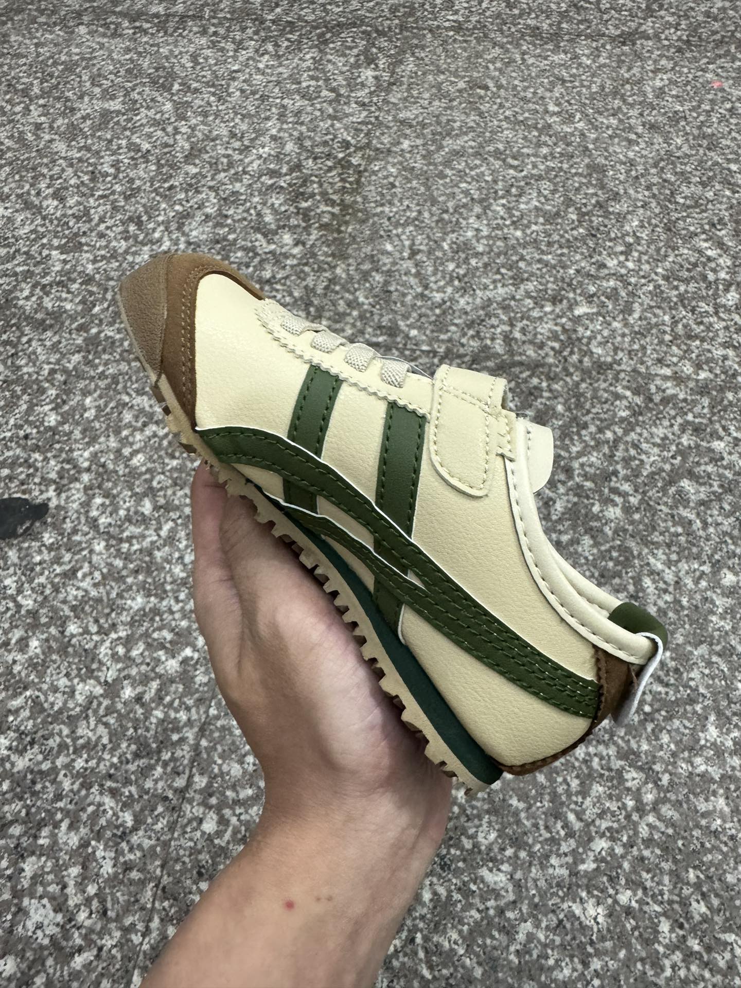 图片[2]-独家配色 高版本.绝对的好货💯. 亚瑟士鬼冢虎限量版魔术贴童鞋 Y瑟士的童鞋并不多.这款一上新就受到欢迎.非常热卖款.💯外型精致.款式好看.魔术贴加松紧带设计.鞋底采用耐磨防滑橡胶大底.富有弹性.鞋头反绒皮材质．👇模压EVA中底.缓冲减震.所以对于很多人来说.👍拥有不仅仅是因为双脚需要穿鞋.更多的是对生活的一种品味和追求.萌宝入园必备款.！ 尺码；22.5–37-选品中心