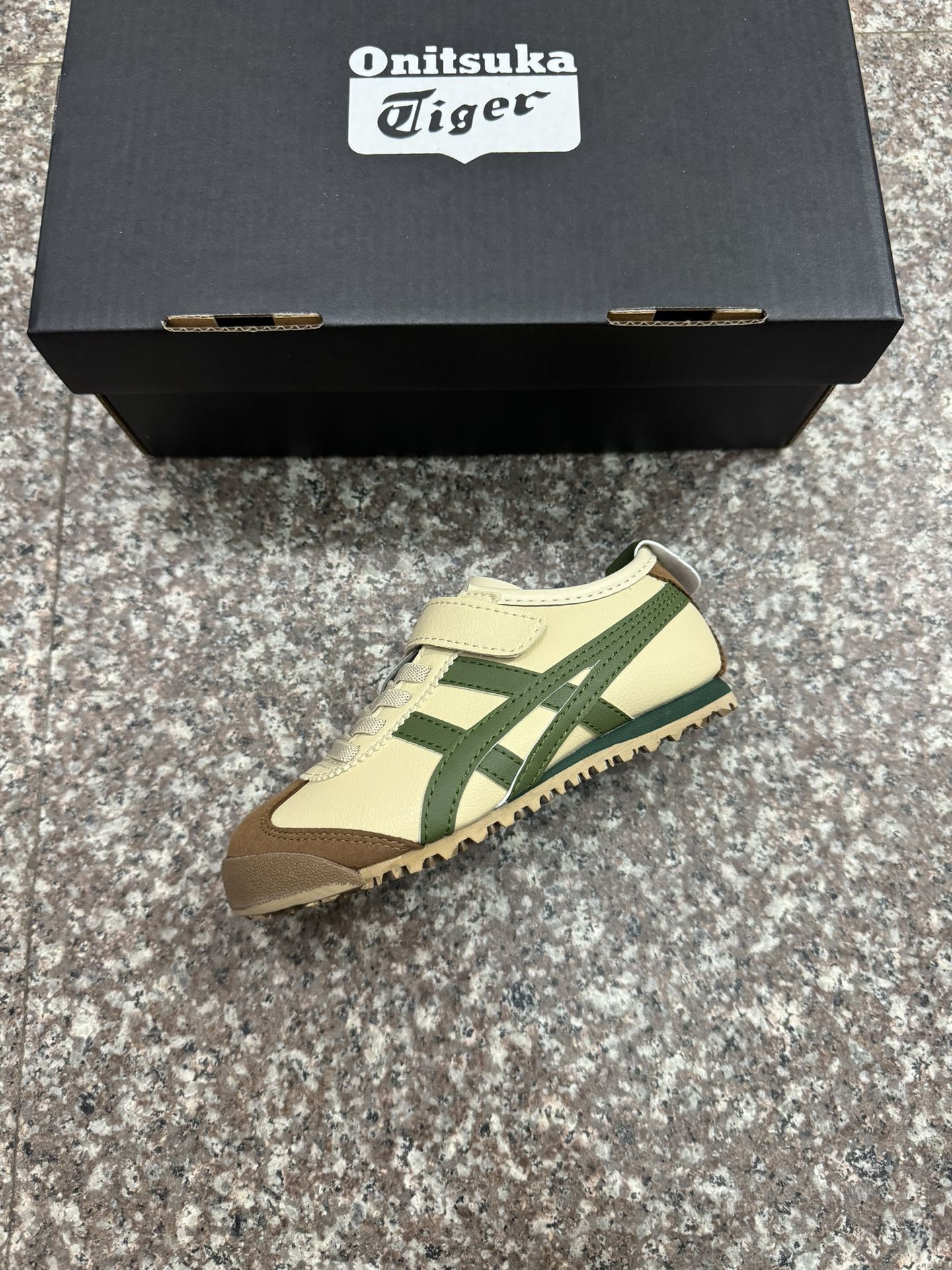 图片[4]-独家配色 高版本.绝对的好货💯. 亚瑟士鬼冢虎限量版魔术贴童鞋 Y瑟士的童鞋并不多.这款一上新就受到欢迎.非常热卖款.💯外型精致.款式好看.魔术贴加松紧带设计.鞋底采用耐磨防滑橡胶大底.富有弹性.鞋头反绒皮材质．👇模压EVA中底.缓冲减震.所以对于很多人来说.👍拥有不仅仅是因为双脚需要穿鞋.更多的是对生活的一种品味和追求.萌宝入园必备款.！ 尺码；22.5–37-选品中心