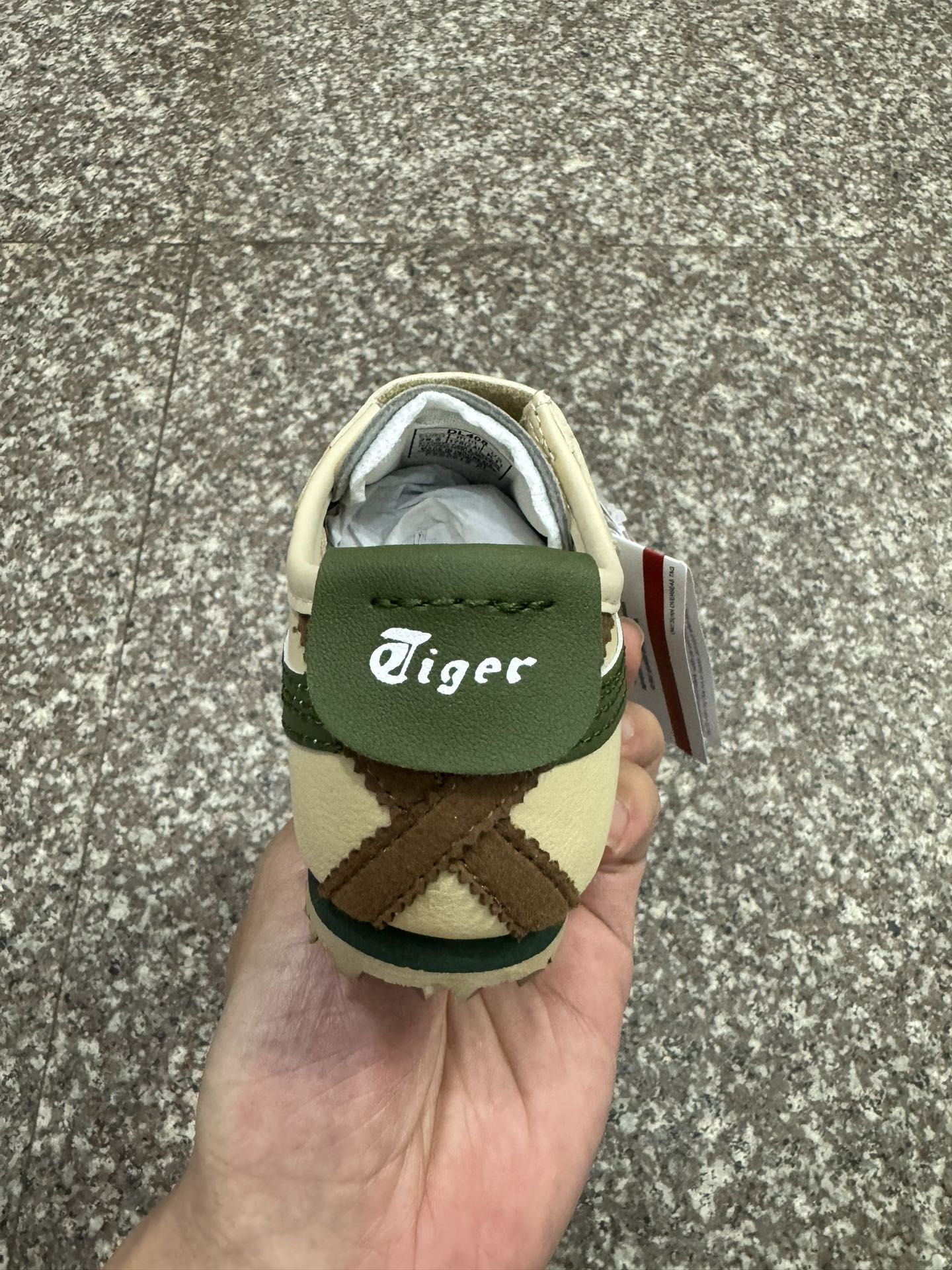 图片[7]-独家配色 高版本.绝对的好货💯. 亚瑟士鬼冢虎限量版魔术贴童鞋 Y瑟士的童鞋并不多.这款一上新就受到欢迎.非常热卖款.💯外型精致.款式好看.魔术贴加松紧带设计.鞋底采用耐磨防滑橡胶大底.富有弹性.鞋头反绒皮材质．👇模压EVA中底.缓冲减震.所以对于很多人来说.👍拥有不仅仅是因为双脚需要穿鞋.更多的是对生活的一种品味和追求.萌宝入园必备款.！ 尺码；22.5–37-选品中心