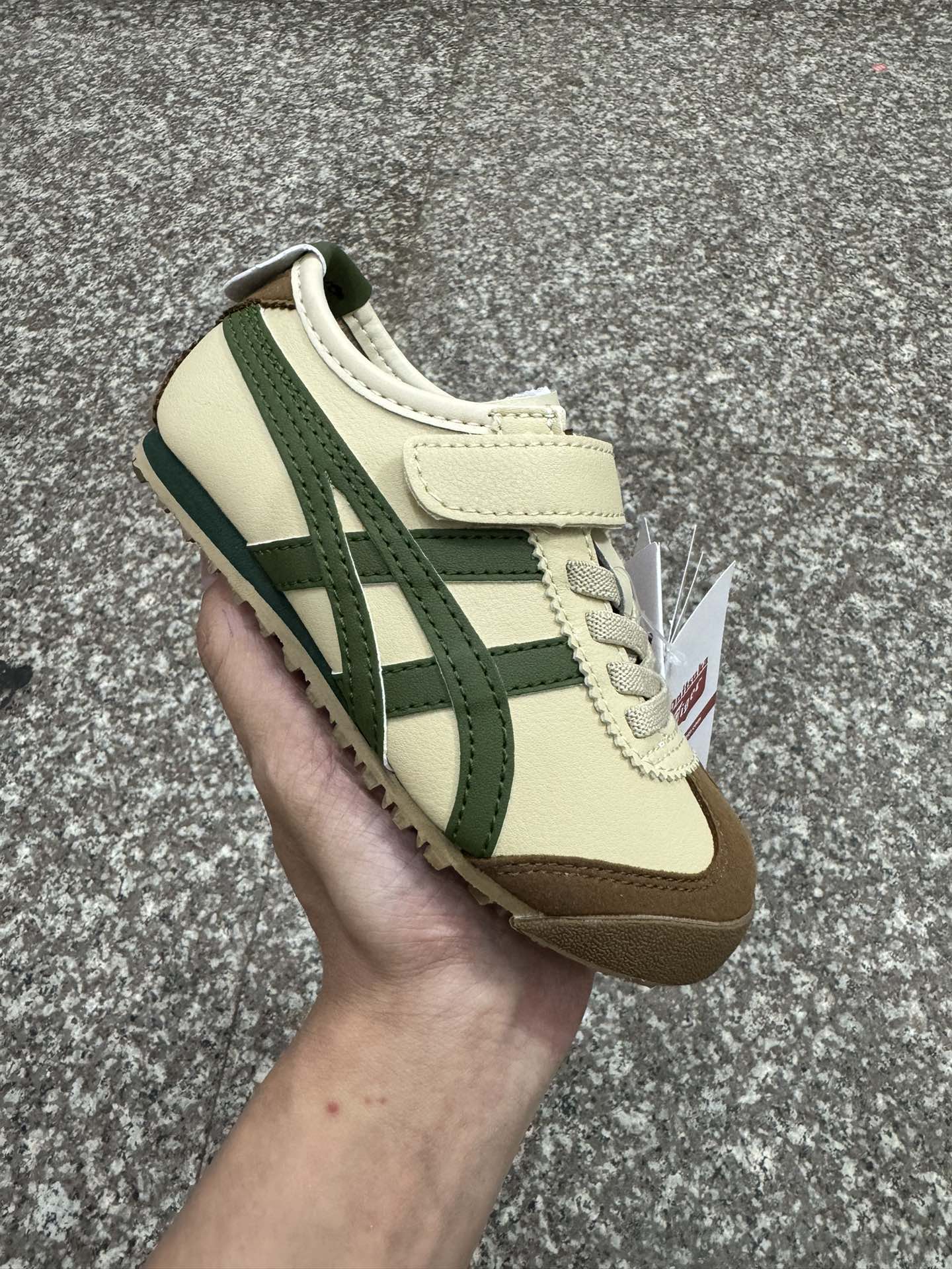 独家配色 高版本.绝对的好货💯. 亚瑟士鬼冢虎限量版魔术贴童鞋 Y瑟士的童鞋并不多.这款一上新就受到欢迎.非常热卖款.💯外型精致.款式好看.魔术贴加松紧带设计.鞋底采用耐磨防滑橡胶大底.富有弹性.鞋头反绒皮材质．👇模压EVA中底.缓冲减震.所以对于很多人来说.👍拥有不仅仅是因为双脚需要穿鞋.更多的是对生活的一种品味和追求.萌宝入园必备款.！ 尺码；22.5–37-选品中心