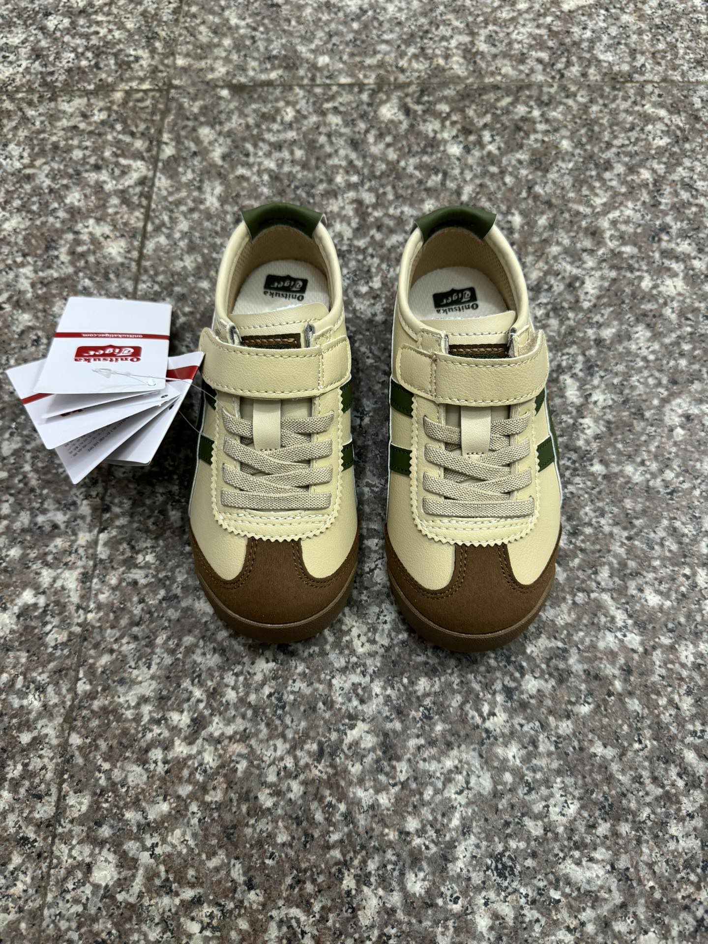 图片[5]-独家配色 高版本.绝对的好货💯. 亚瑟士鬼冢虎限量版魔术贴童鞋 Y瑟士的童鞋并不多.这款一上新就受到欢迎.非常热卖款.💯外型精致.款式好看.魔术贴加松紧带设计.鞋底采用耐磨防滑橡胶大底.富有弹性.鞋头反绒皮材质．👇模压EVA中底.缓冲减震.所以对于很多人来说.👍拥有不仅仅是因为双脚需要穿鞋.更多的是对生活的一种品味和追求.萌宝入园必备款.！ 尺码；22.5–37-选品中心