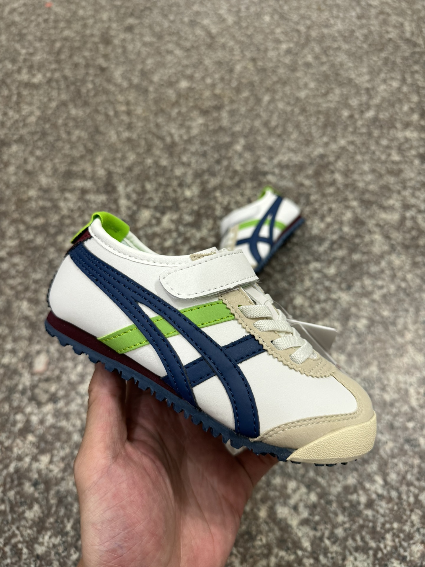 图片[6]-新配色新添尺码 高版本.绝对的好货💯.尺码22.5-37 亚瑟士鬼冢虎限量版魔术贴童鞋 Y瑟士的童鞋并不多.这款一上新就受到欢迎.非常热卖款.💯外型精致.款式好看.魔术贴加松紧带设计.鞋底采用耐磨防滑橡胶大底.富有弹性.鞋头反绒皮材质．👇模压EVA中底.缓冲减震.所以对于很多人来说.👍拥有不仅仅是因为双脚需要穿鞋.更多的是对生活的一种品味和追求.萌宝入园必备款.！ 尺码；22.5–37-选品中心