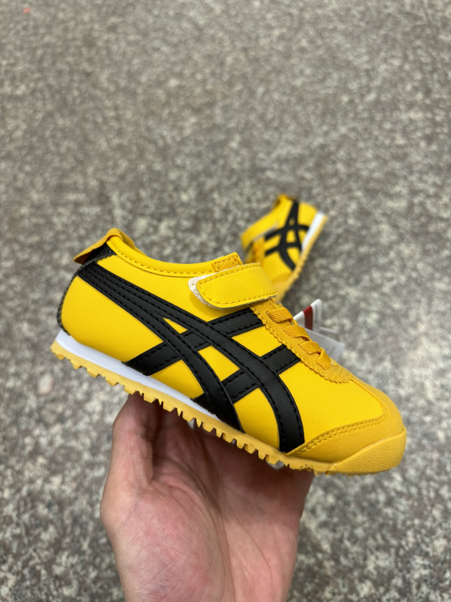 图片[7]-新配色新添尺码 高版本.绝对的好货💯.尺码22.5-37 亚瑟士鬼冢虎限量版魔术贴童鞋 Y瑟士的童鞋并不多.这款一上新就受到欢迎.非常热卖款.💯外型精致.款式好看.魔术贴加松紧带设计.鞋底采用耐磨防滑橡胶大底.富有弹性.鞋头反绒皮材质．👇模压EVA中底.缓冲减震.所以对于很多人来说.👍拥有不仅仅是因为双脚需要穿鞋.更多的是对生活的一种品味和追求.萌宝入园必备款.！ 尺码；22.5–37-选品中心