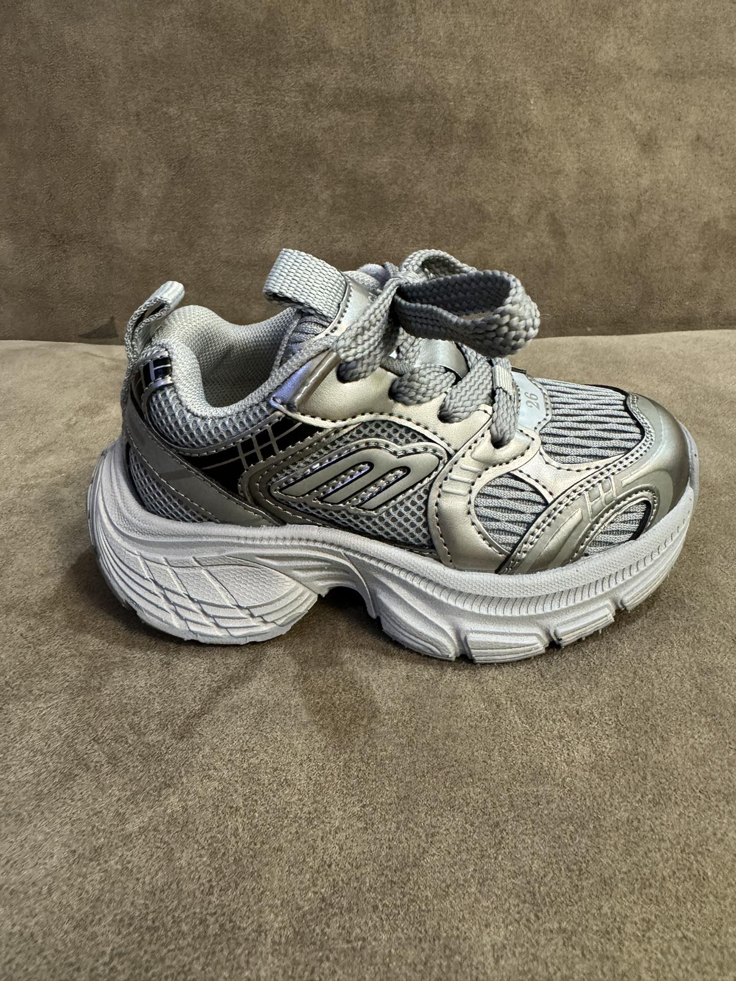 图片[7]-顶配版【高版本巴黎世家老爹鞋儿童鞋26-37码 魔术贴设计，穿脱也超方便✌🏻 镂空设计，透气舒适☁️ 橡胶耐磨防滑大底，轻松应对各种地形环境[嘿哈]-选品中心