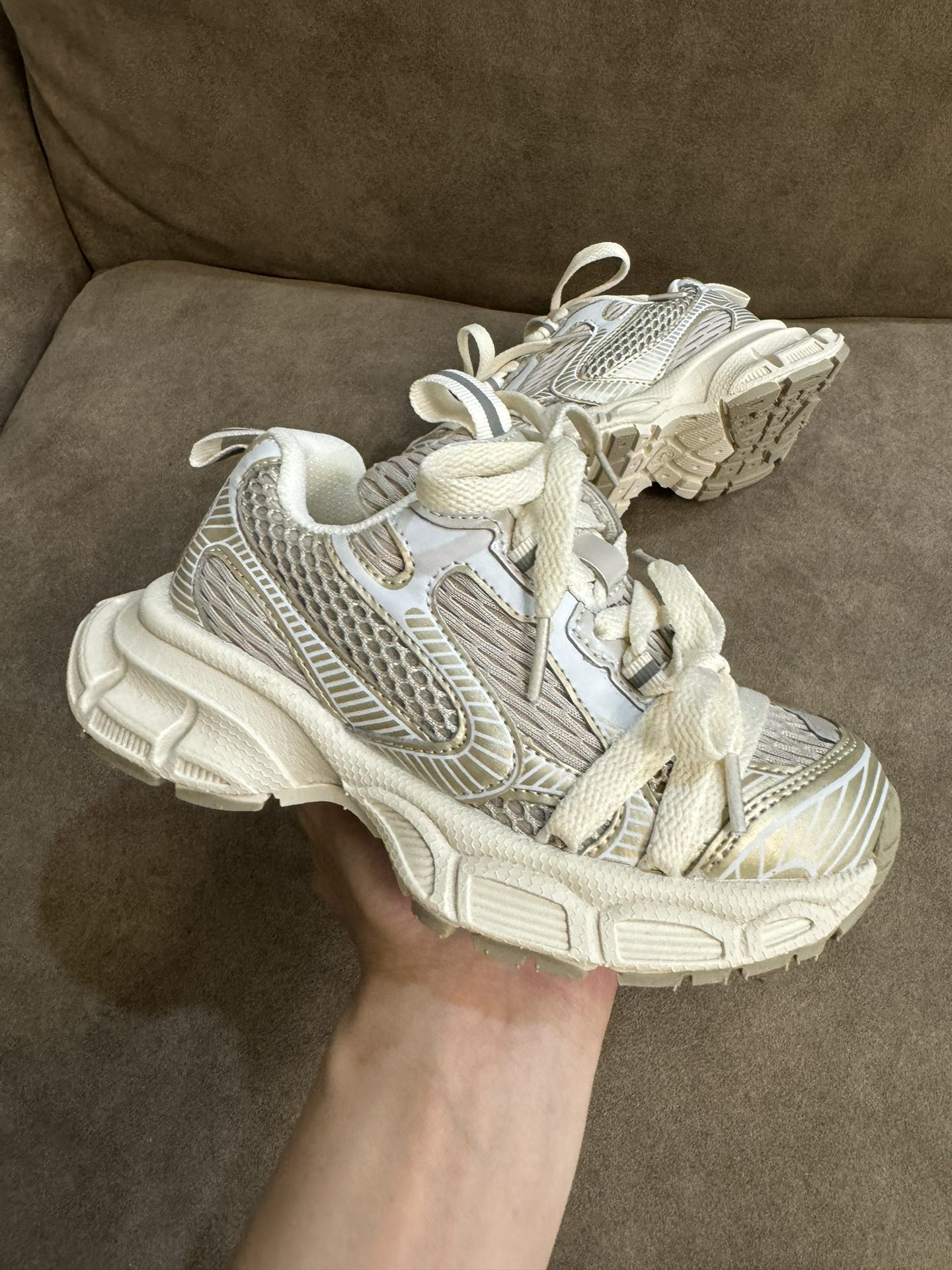 图片[6]-顶配版【高版本巴黎世家3XL老爹鞋儿童鞋厚底男女童鞋网面透气运动鞋 尺码：26-37码 魔术贴设计，穿脱也超方便✌🏻 镂空设计，透气舒适☁️ 橡胶耐磨防滑大底，轻松应对各种地形环境[嘿哈].-选品中心