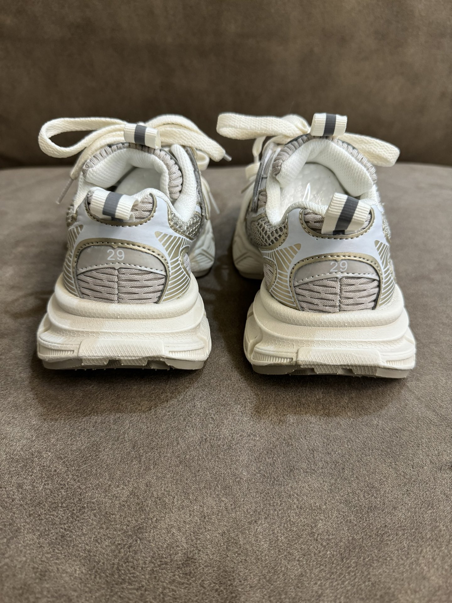 图片[4]-顶配版【高版本巴黎世家3XL老爹鞋儿童鞋厚底男女童鞋网面透气运动鞋 尺码：26-37码 魔术贴设计，穿脱也超方便✌🏻 镂空设计，透气舒适☁️ 橡胶耐磨防滑大底，轻松应对各种地形环境[嘿哈].-选品中心