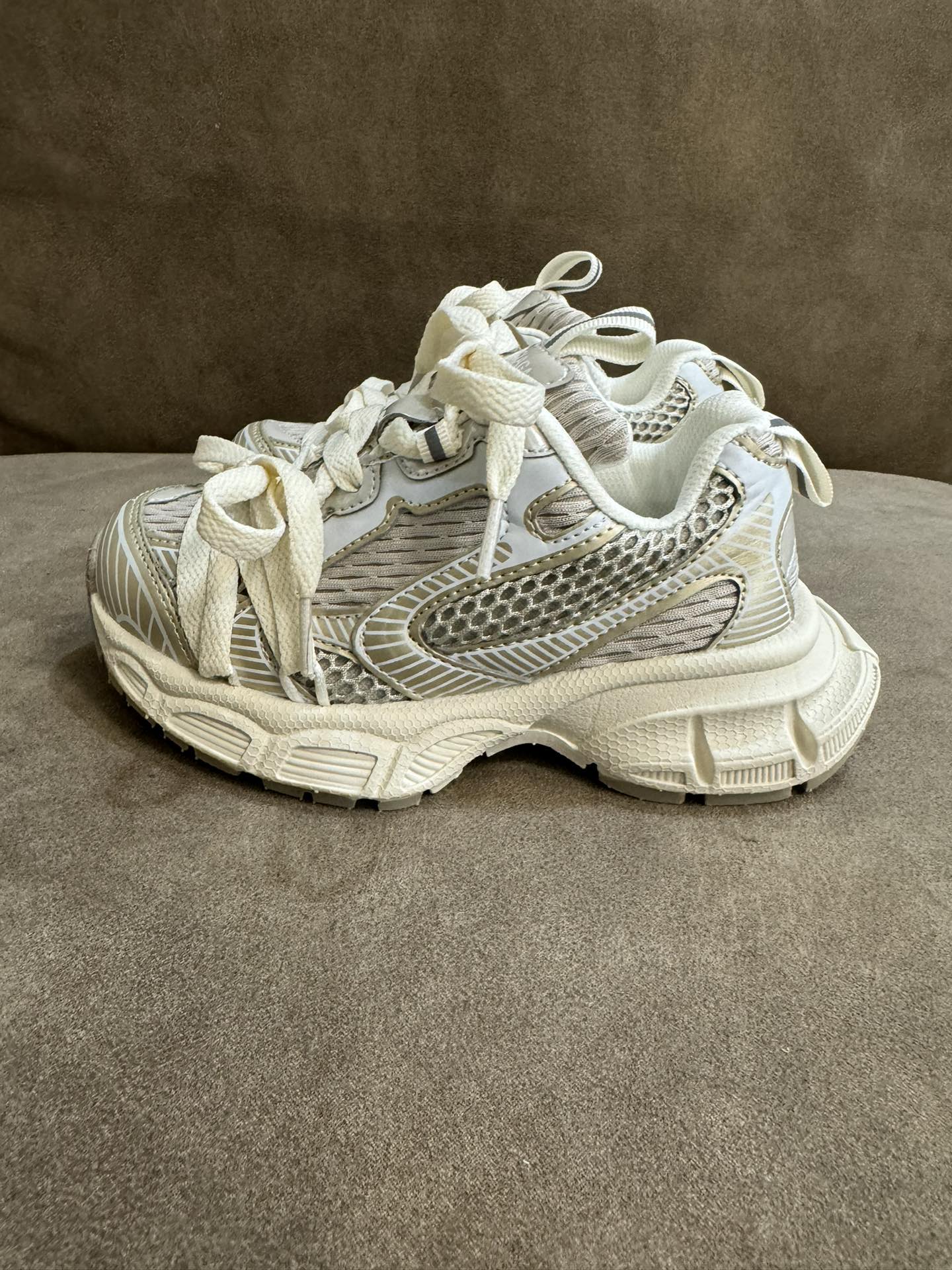 图片[3]-顶配版【高版本巴黎世家3XL老爹鞋儿童鞋厚底男女童鞋网面透气运动鞋 尺码：26-37码 魔术贴设计，穿脱也超方便✌🏻 镂空设计，透气舒适☁️ 橡胶耐磨防滑大底，轻松应对各种地形环境[嘿哈].-选品中心