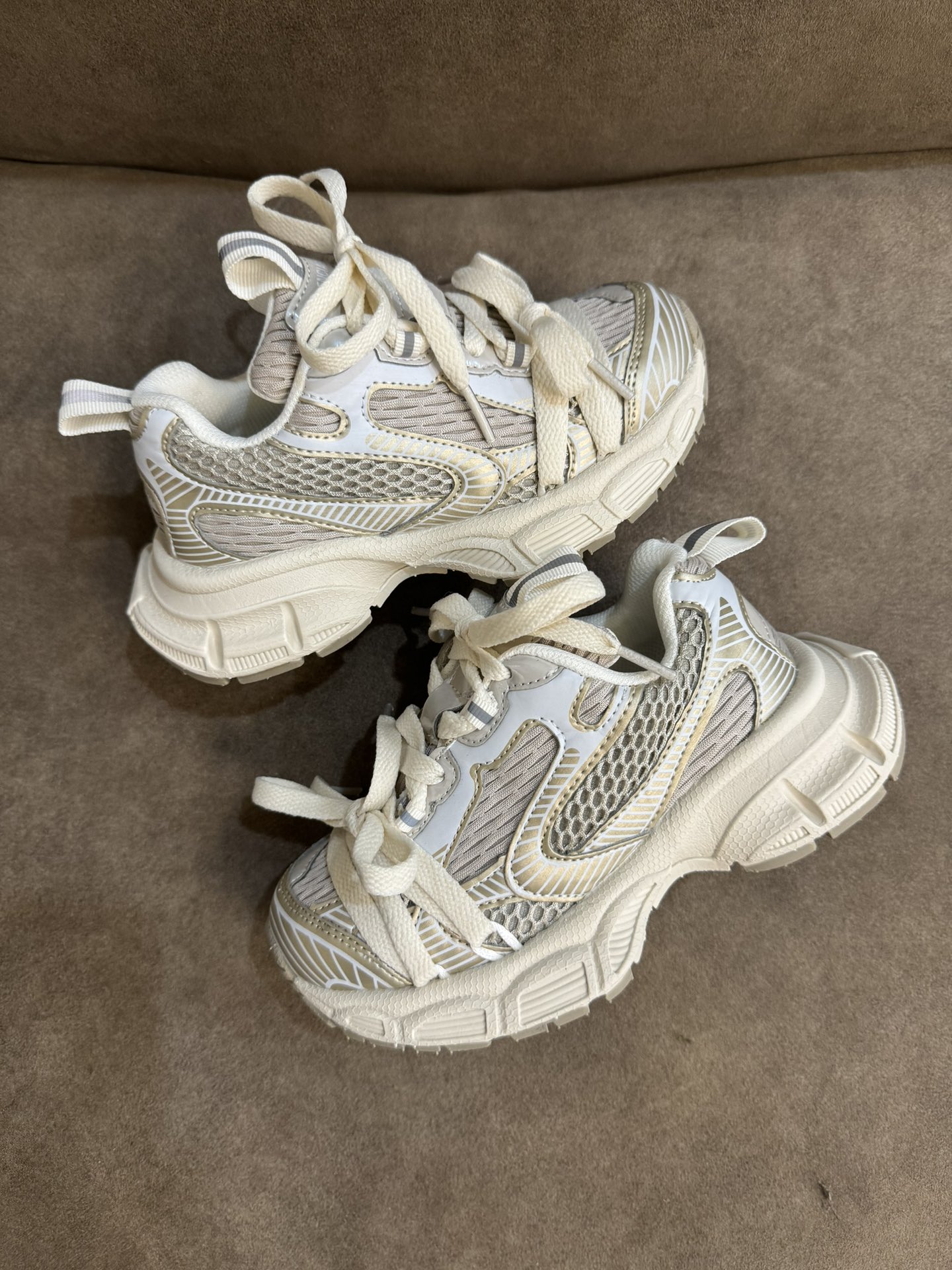 图片[8]-顶配版【高版本巴黎世家3XL老爹鞋儿童鞋厚底男女童鞋网面透气运动鞋 尺码：26-37码 魔术贴设计，穿脱也超方便✌🏻 镂空设计，透气舒适☁️ 橡胶耐磨防滑大底，轻松应对各种地形环境[嘿哈].-选品中心