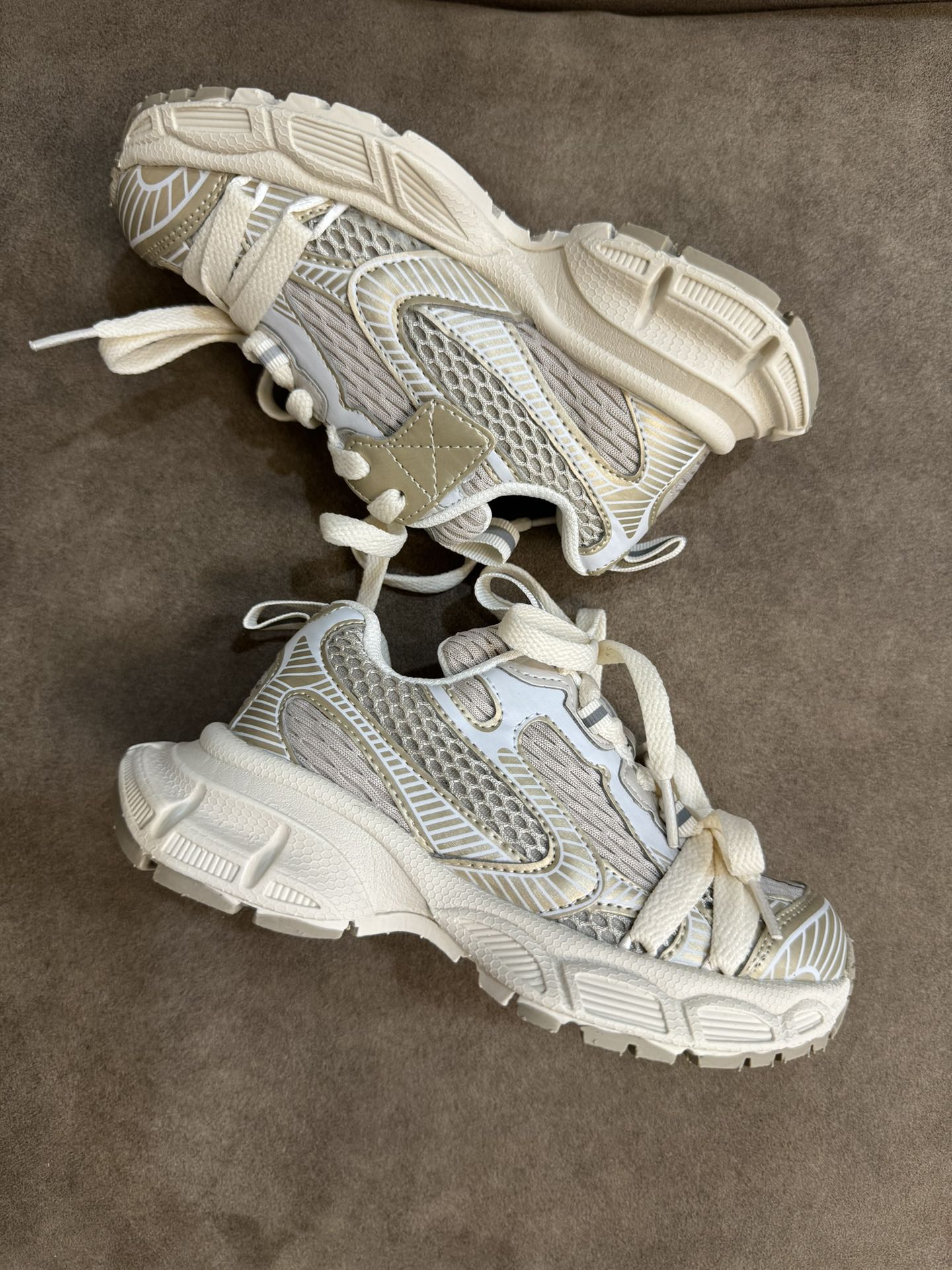 图片[7]-顶配版【高版本巴黎世家3XL老爹鞋儿童鞋厚底男女童鞋网面透气运动鞋 尺码：26-37码 魔术贴设计，穿脱也超方便✌🏻 镂空设计，透气舒适☁️ 橡胶耐磨防滑大底，轻松应对各种地形环境[嘿哈].-选品中心