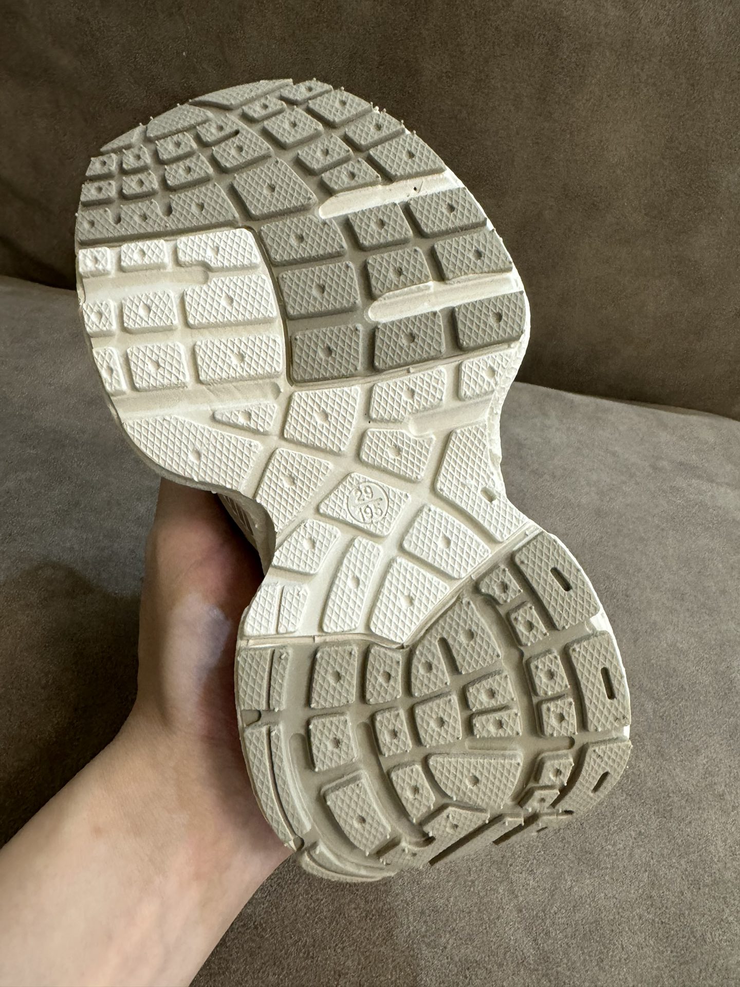 图片[5]-顶配版【高版本巴黎世家3XL老爹鞋儿童鞋厚底男女童鞋网面透气运动鞋 尺码：26-37码 魔术贴设计，穿脱也超方便✌🏻 镂空设计，透气舒适☁️ 橡胶耐磨防滑大底，轻松应对各种地形环境[嘿哈].-选品中心