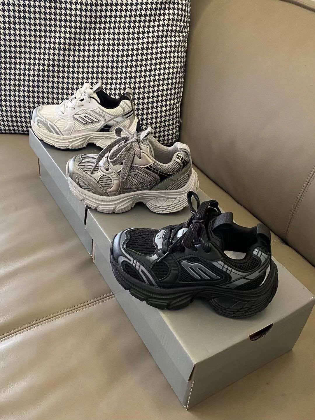 原图直出🌟尺码26-37. 巴黎世家 洋气又百搭的老爹鞋穿上舒服透气💨魔术贴设计，方便宝贝穿脱✅鞋底防滑耐磨☺️舒服好穿✌🏻跑步跳高都棒棒哒🎉鞋型好好看爱了😻-选品中心