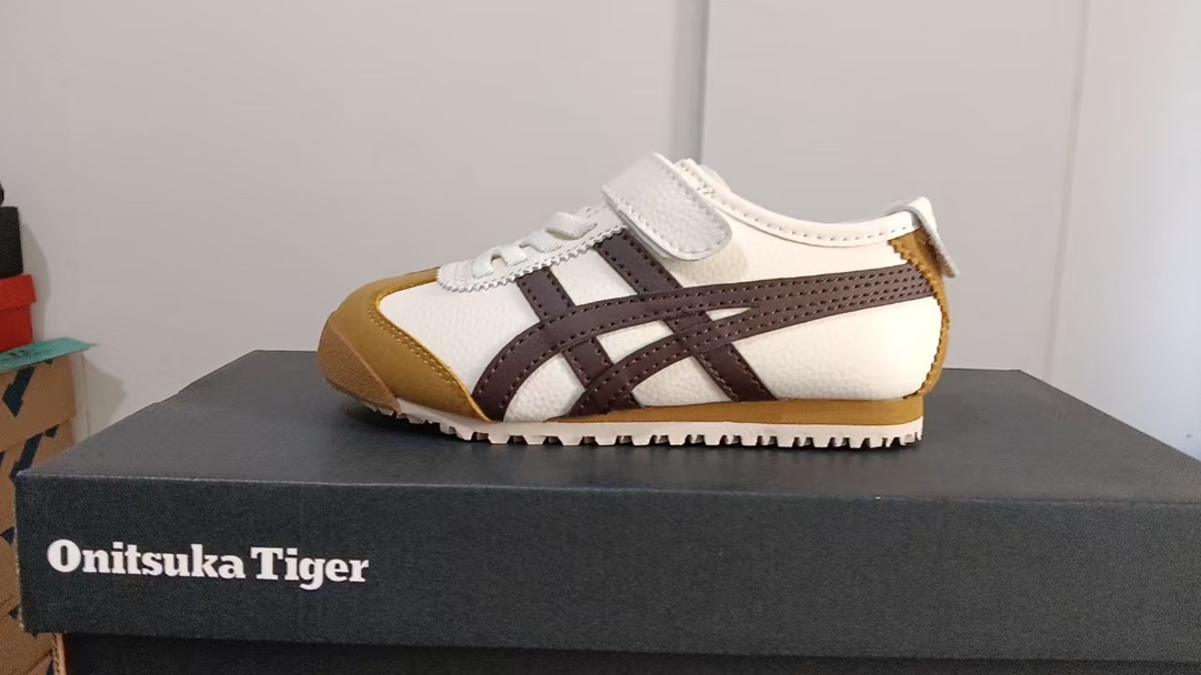 新色 YSS 亚瑟士鬼冢虎新款限量儿童魔术贴休闲鞋 尺码：22.5–37.5码 新工厂新工艺新材料🆕 新配色更好看啦✌🏻 经典款式设计，低调奢华有内涵❤️ 魔术贴松紧带设计，穿脱超方便✔️ 超弹橡胶大底，脚感超赞👍🏻.-选品中心