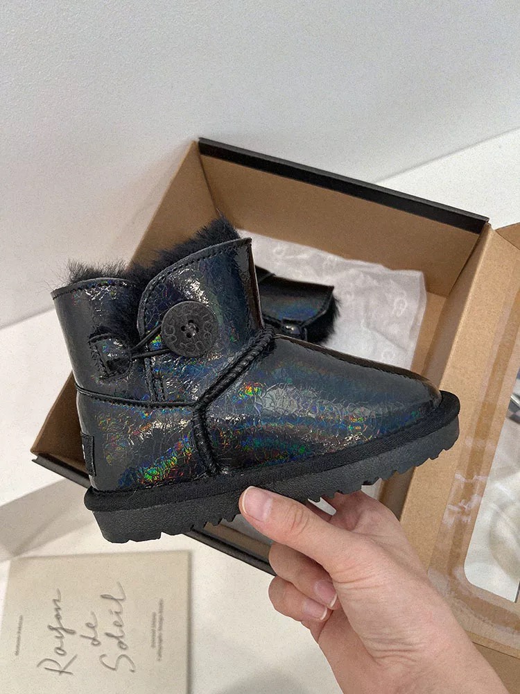 图片[7]-UGG镭射羊毛一体防水雪地靴 镭射系列三色～ 材质：头层牛皮压花➕羊毛，防滑牛筋底 ✦既可以时尚好看，也可以防水防污☝🏻 尺码：童25-35-选品中心