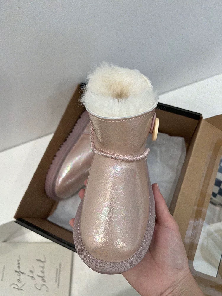 图片[9]-UGG镭射羊毛一体防水雪地靴25-35 材质：头层牛皮压花➕羊毛，防滑牛筋底 ✦既可以时尚好看，也可以防水防污☝🏻-选品中心