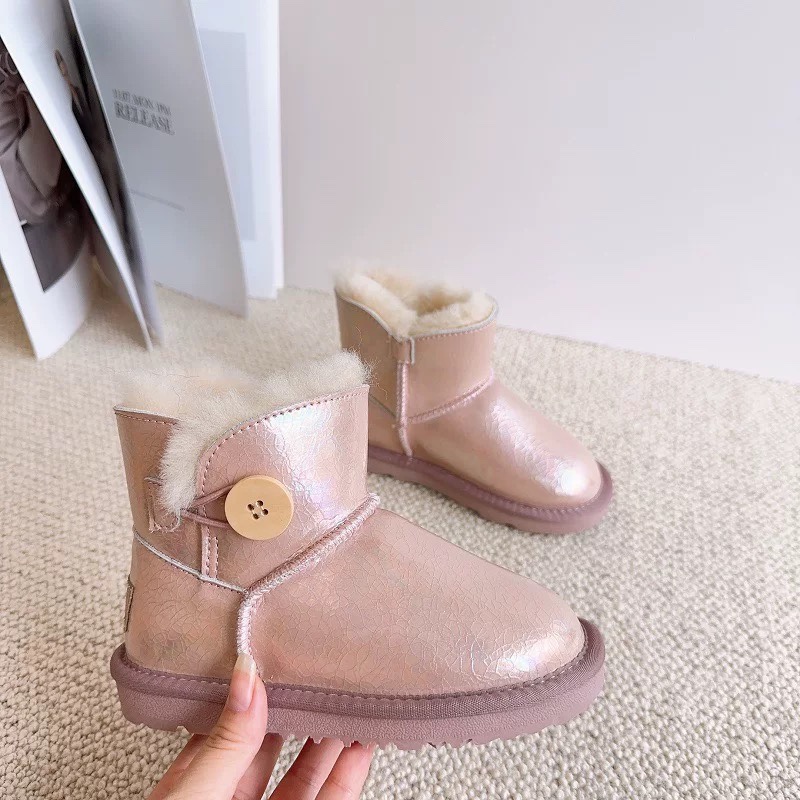 UGG镭射羊毛一体防水雪地靴25-35 材质：头层牛皮压花➕羊毛，防滑牛筋底 ✦既可以时尚好看，也可以防水防污☝🏻-选品中心