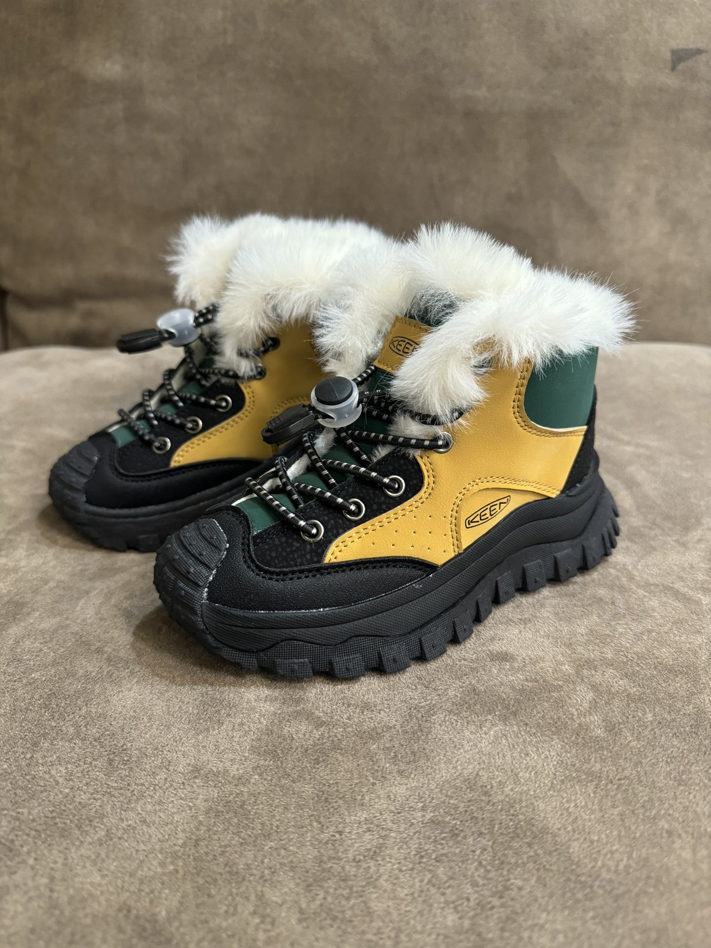 图片[6]-Keen 户外登山加绒保暖雪地靴童鞋 这双加绒雪地靴靴更不会让你失望 上脚很露营风 撞色的配色绝绝子又好看 鞋口鞋舌鞋垫加绒设计保暖效果刚刚好！ 松紧鞋带方便小朋友自己穿脱真的很值得入手一双试试！尺码26-37-选品中心