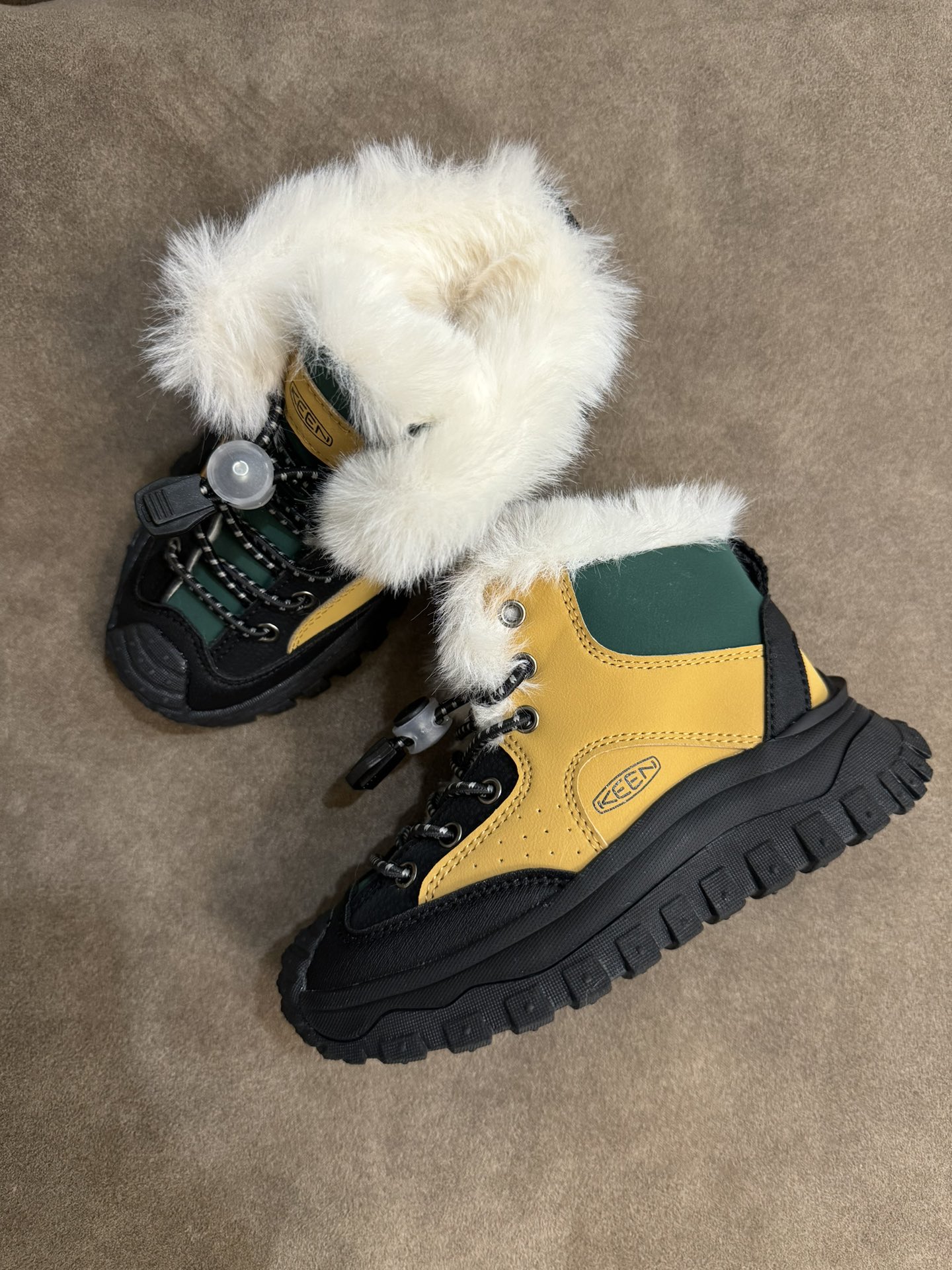 图片[9]-Keen 户外登山加绒保暖雪地靴童鞋 这双加绒雪地靴靴更不会让你失望 上脚很露营风 撞色的配色绝绝子又好看 鞋口鞋舌鞋垫加绒设计保暖效果刚刚好！ 松紧鞋带方便小朋友自己穿脱真的很值得入手一双试试！尺码26-37-选品中心