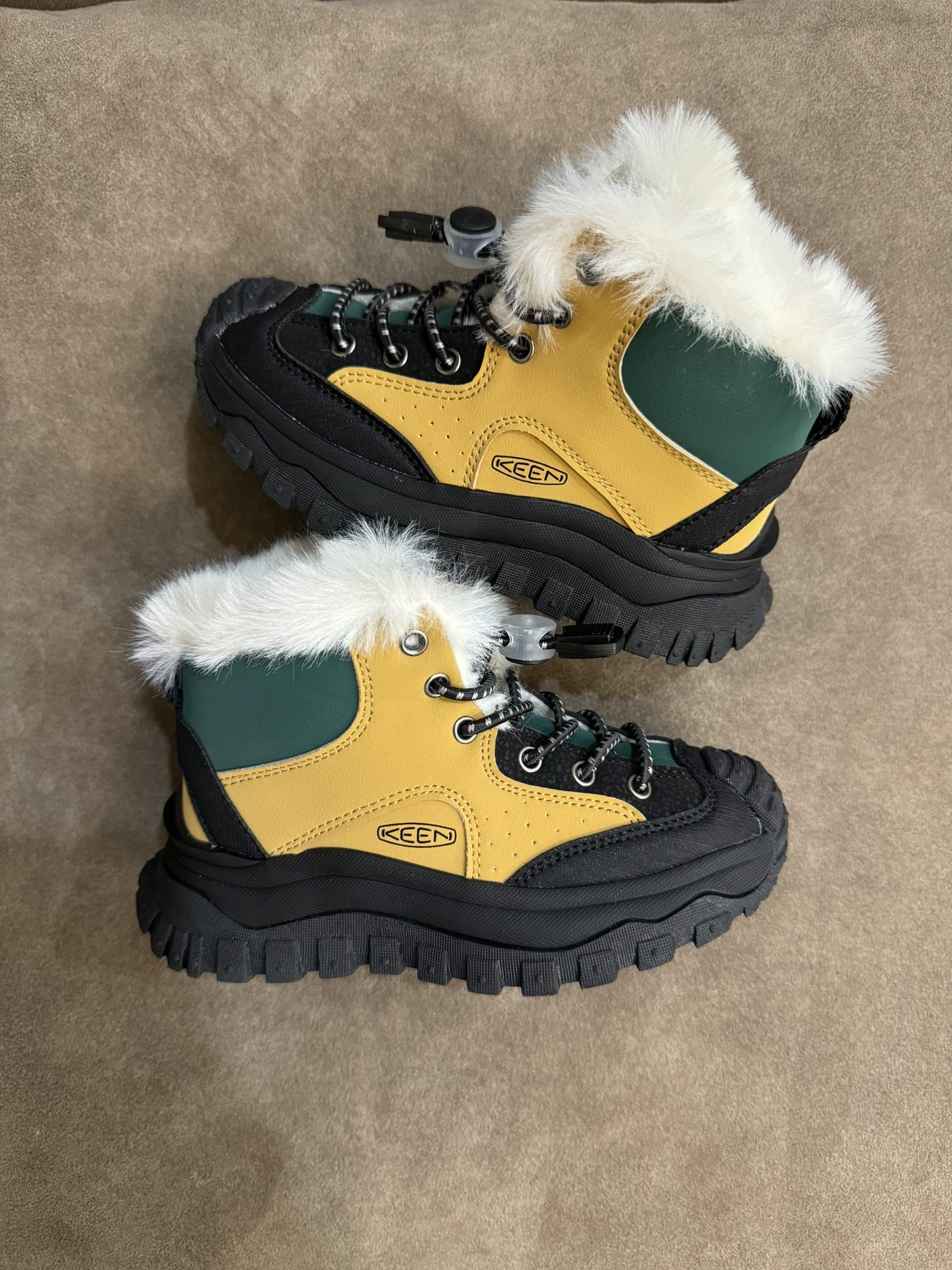 图片[7]-Keen 户外登山加绒保暖雪地靴童鞋 这双加绒雪地靴靴更不会让你失望 上脚很露营风 撞色的配色绝绝子又好看 鞋口鞋舌鞋垫加绒设计保暖效果刚刚好！ 松紧鞋带方便小朋友自己穿脱真的很值得入手一双试试！尺码26-37-选品中心