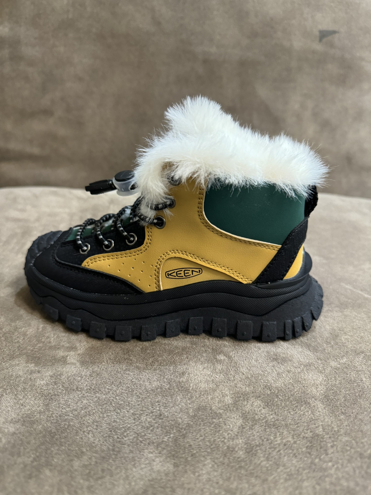 图片[4]-Keen 户外登山加绒保暖雪地靴童鞋 这双加绒雪地靴靴更不会让你失望 上脚很露营风 撞色的配色绝绝子又好看 鞋口鞋舌鞋垫加绒设计保暖效果刚刚好！ 松紧鞋带方便小朋友自己穿脱真的很值得入手一双试试！尺码26-37-选品中心