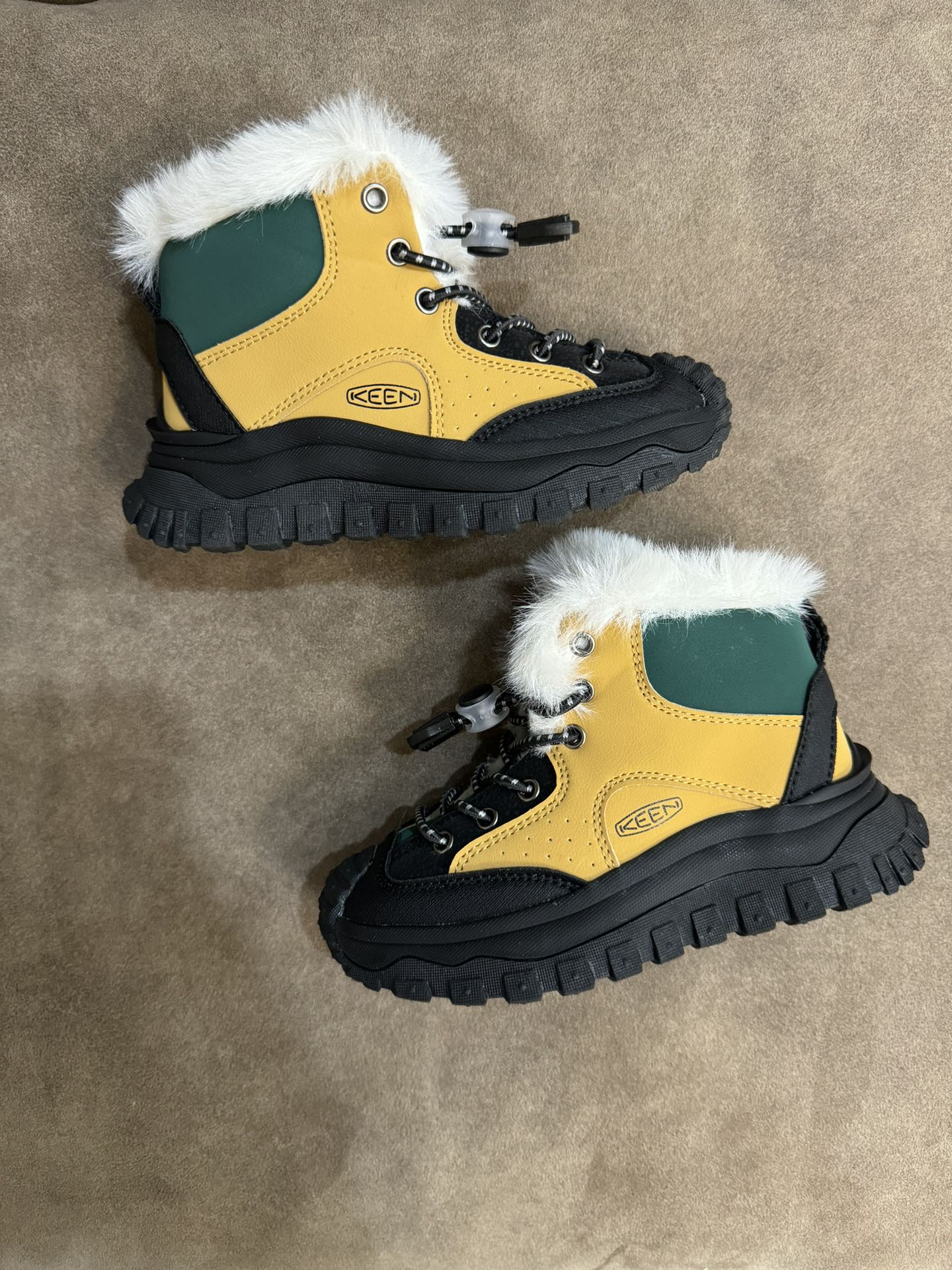 图片[8]-Keen 户外登山加绒保暖雪地靴童鞋 这双加绒雪地靴靴更不会让你失望 上脚很露营风 撞色的配色绝绝子又好看 鞋口鞋舌鞋垫加绒设计保暖效果刚刚好！ 松紧鞋带方便小朋友自己穿脱真的很值得入手一双试试！尺码26-37-选品中心