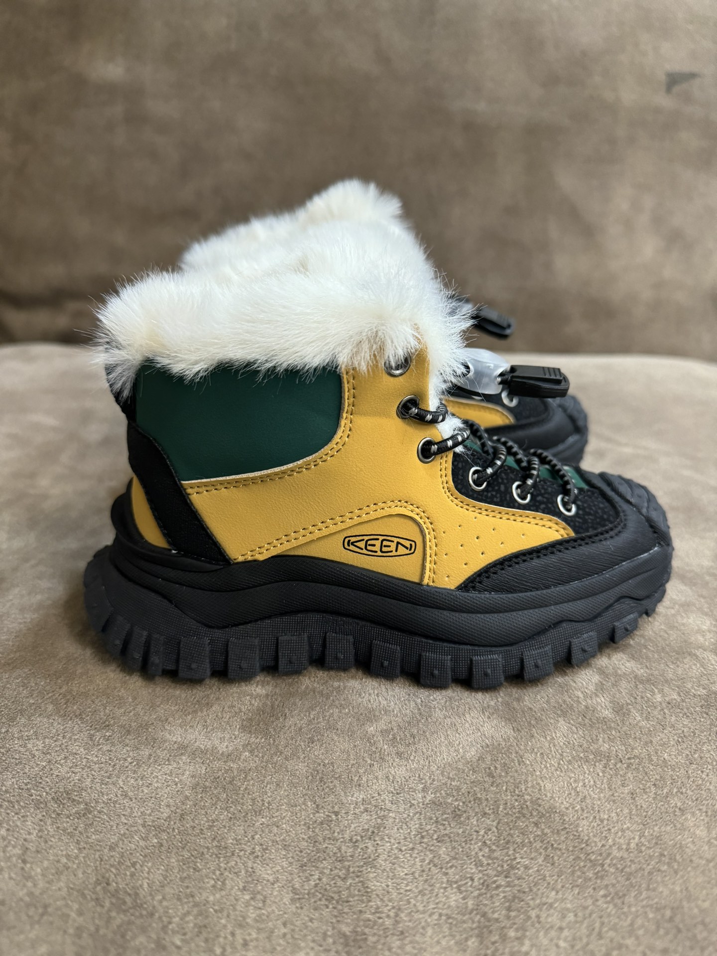 图片[5]-Keen 户外登山加绒保暖雪地靴童鞋 这双加绒雪地靴靴更不会让你失望 上脚很露营风 撞色的配色绝绝子又好看 鞋口鞋舌鞋垫加绒设计保暖效果刚刚好！ 松紧鞋带方便小朋友自己穿脱真的很值得入手一双试试！尺码26-37-选品中心